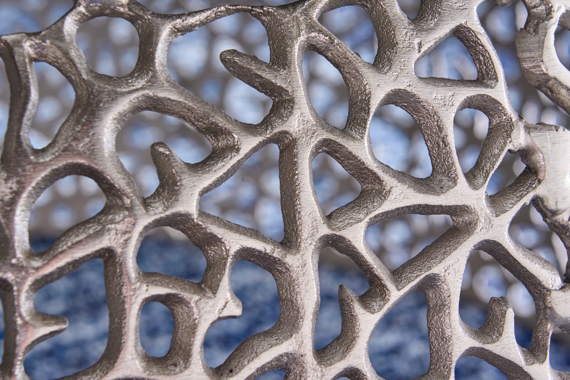 Table basse ronde ABSTRACT LEAF 75cm argent antique métal filigrane artisanat