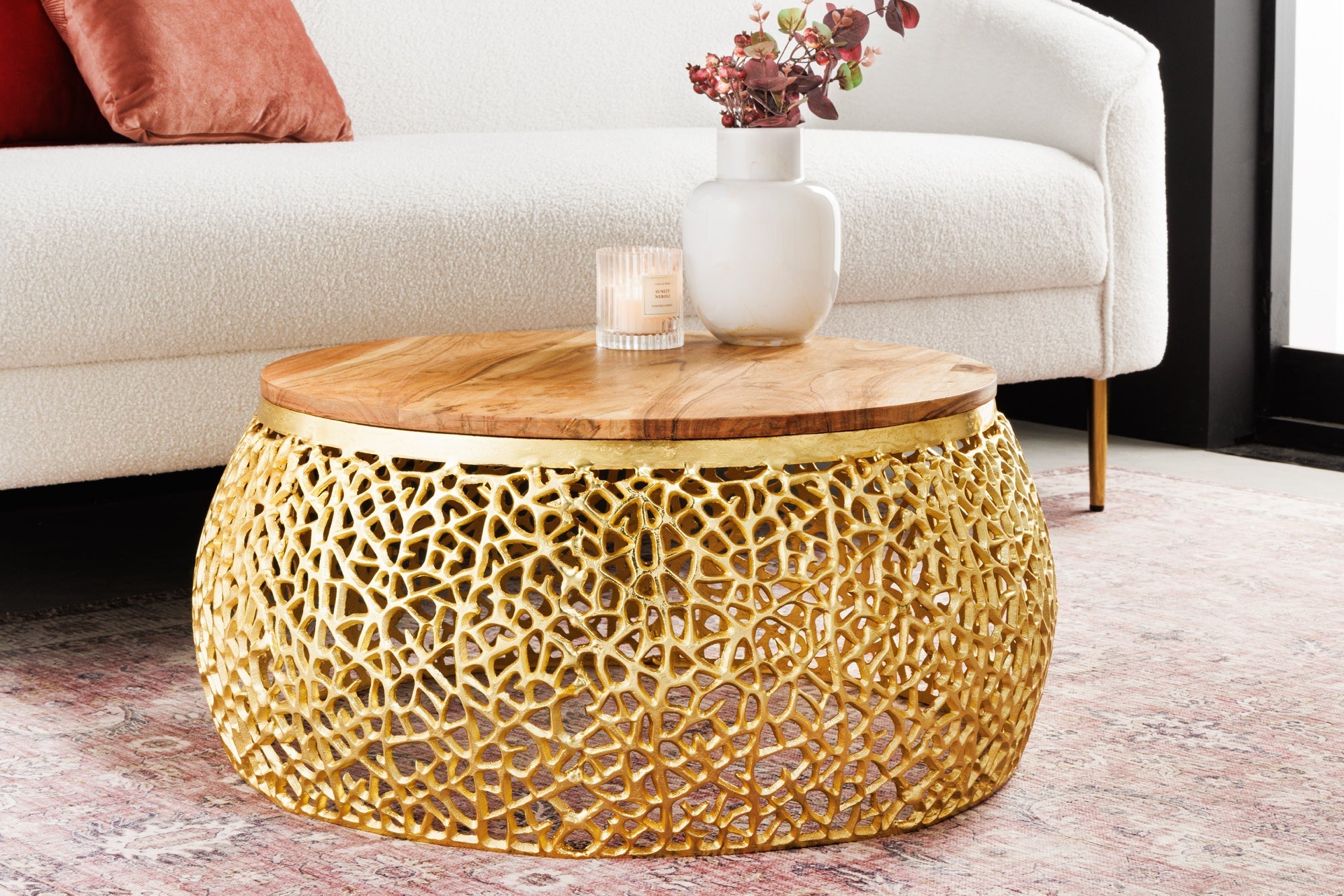 Table basse ronde ABSTRACT LEAF 75cm métal doré bois d’acacia massif filigrane artisanat