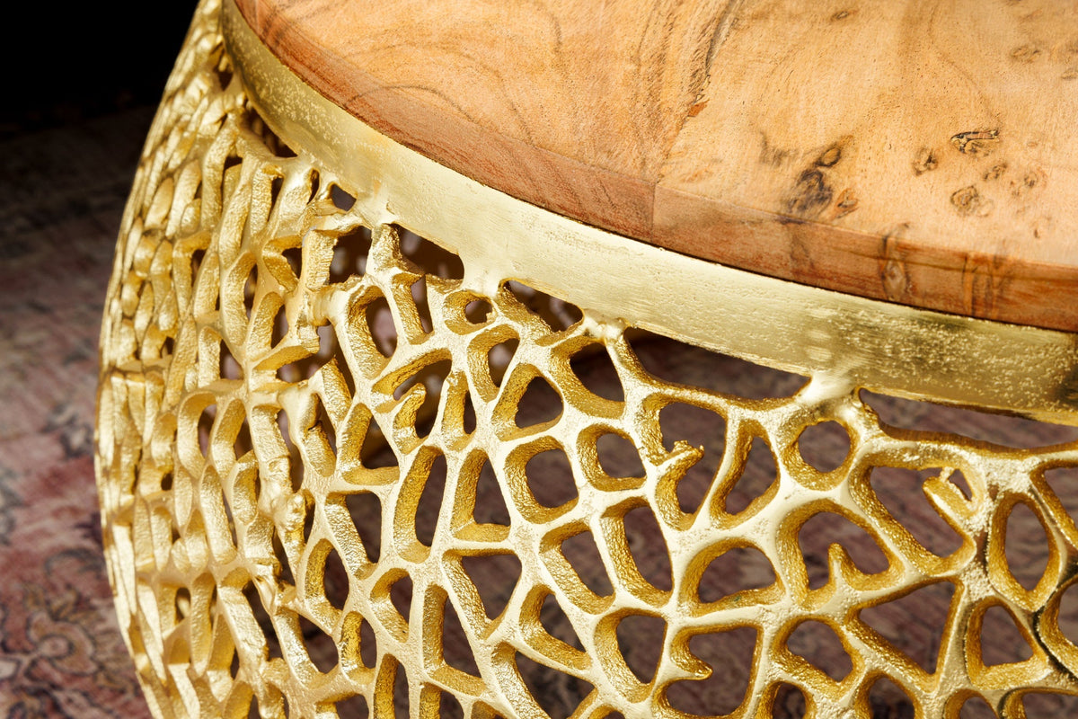 Table basse ronde ABSTRACT LEAF 75cm métal doré bois d’acacia massif filigrane artisanat