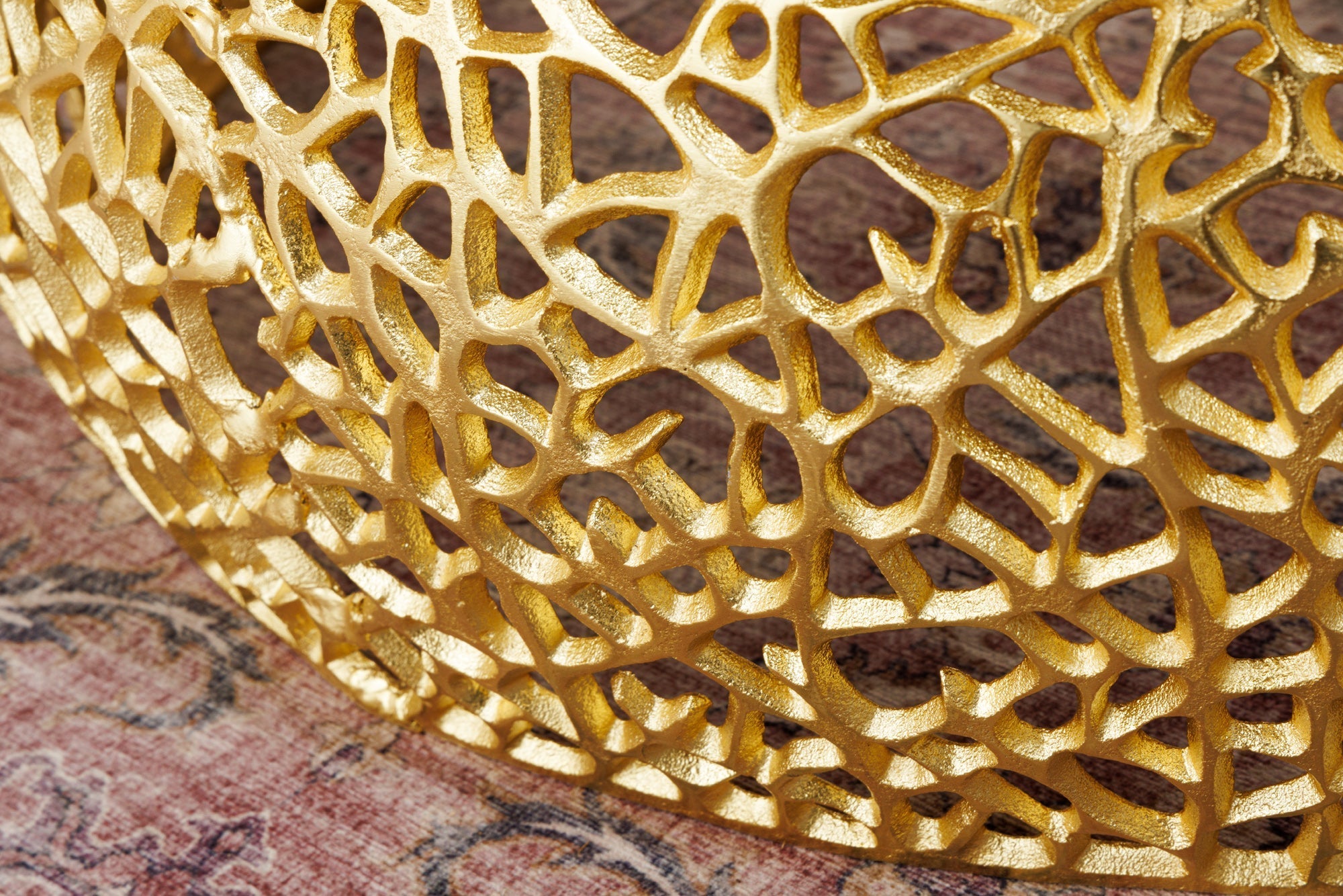 Table basse ronde ABSTRACT LEAF 75cm métal doré bois d’acacia massif filigrane artisanat
