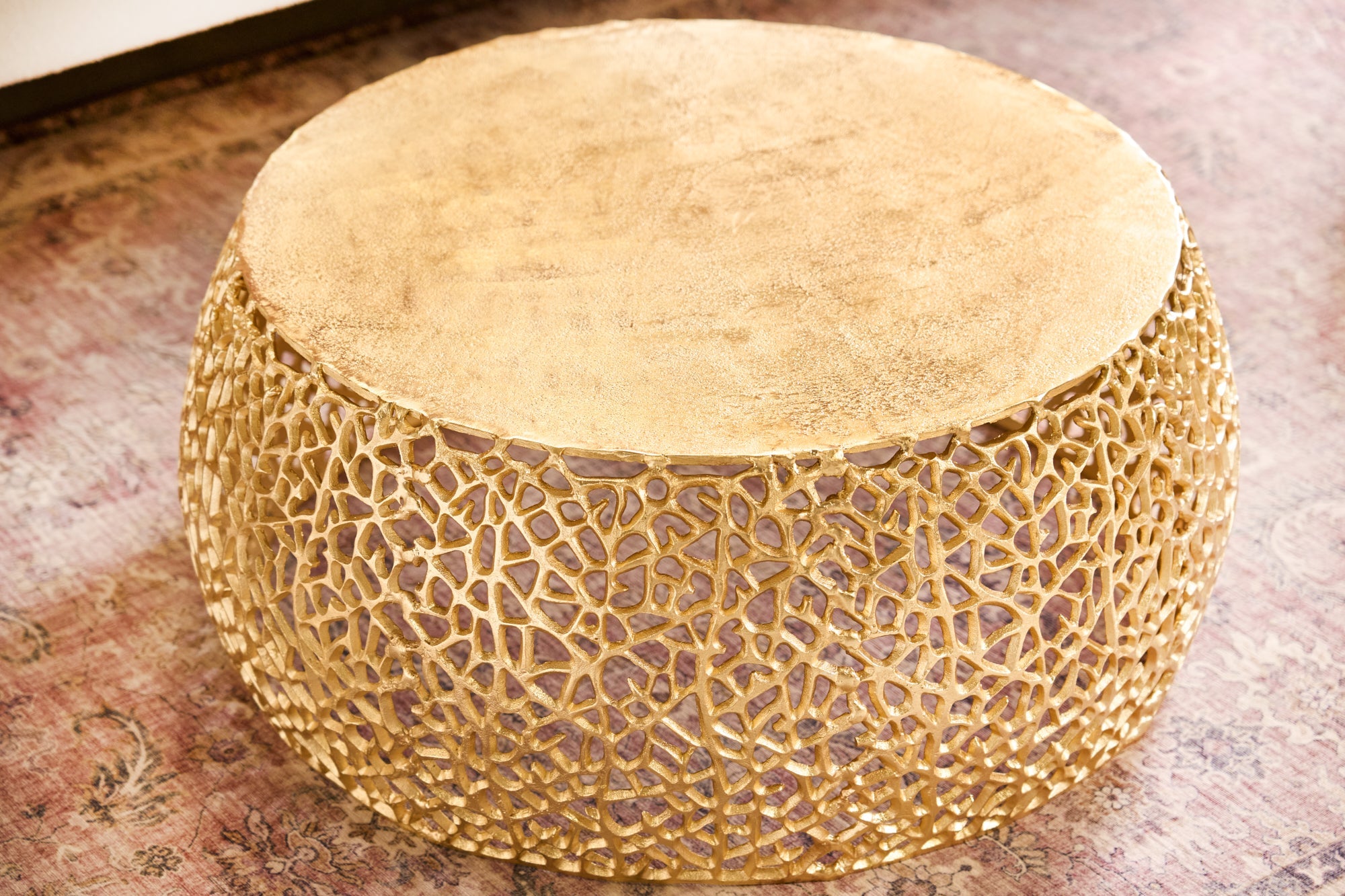 Table basse ronde ABSTRACT LEAF 75cm métal doré filigrane design vintage artisanal