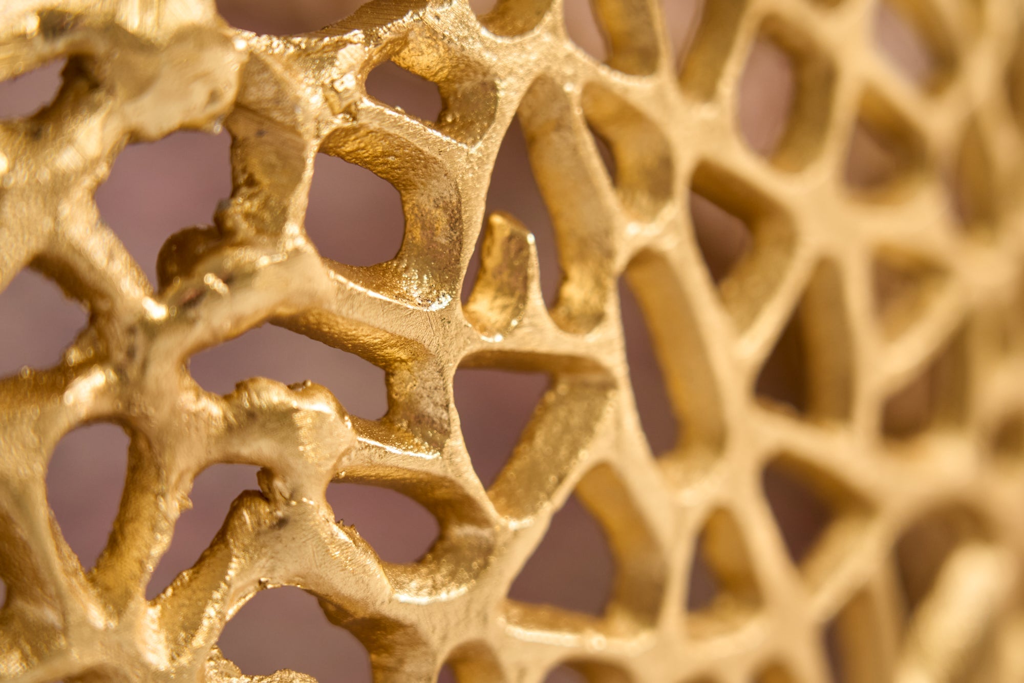 Table basse ronde ABSTRACT LEAF 75cm métal doré filigrane design vintage artisanal