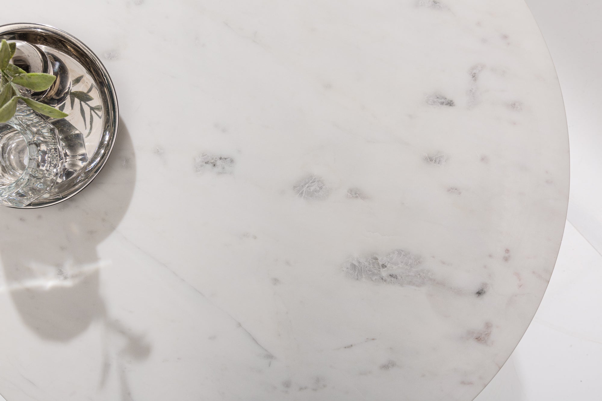 Table basse ronde NOBLE 65cm marbre blanc plateau amovible pliable métal argenté