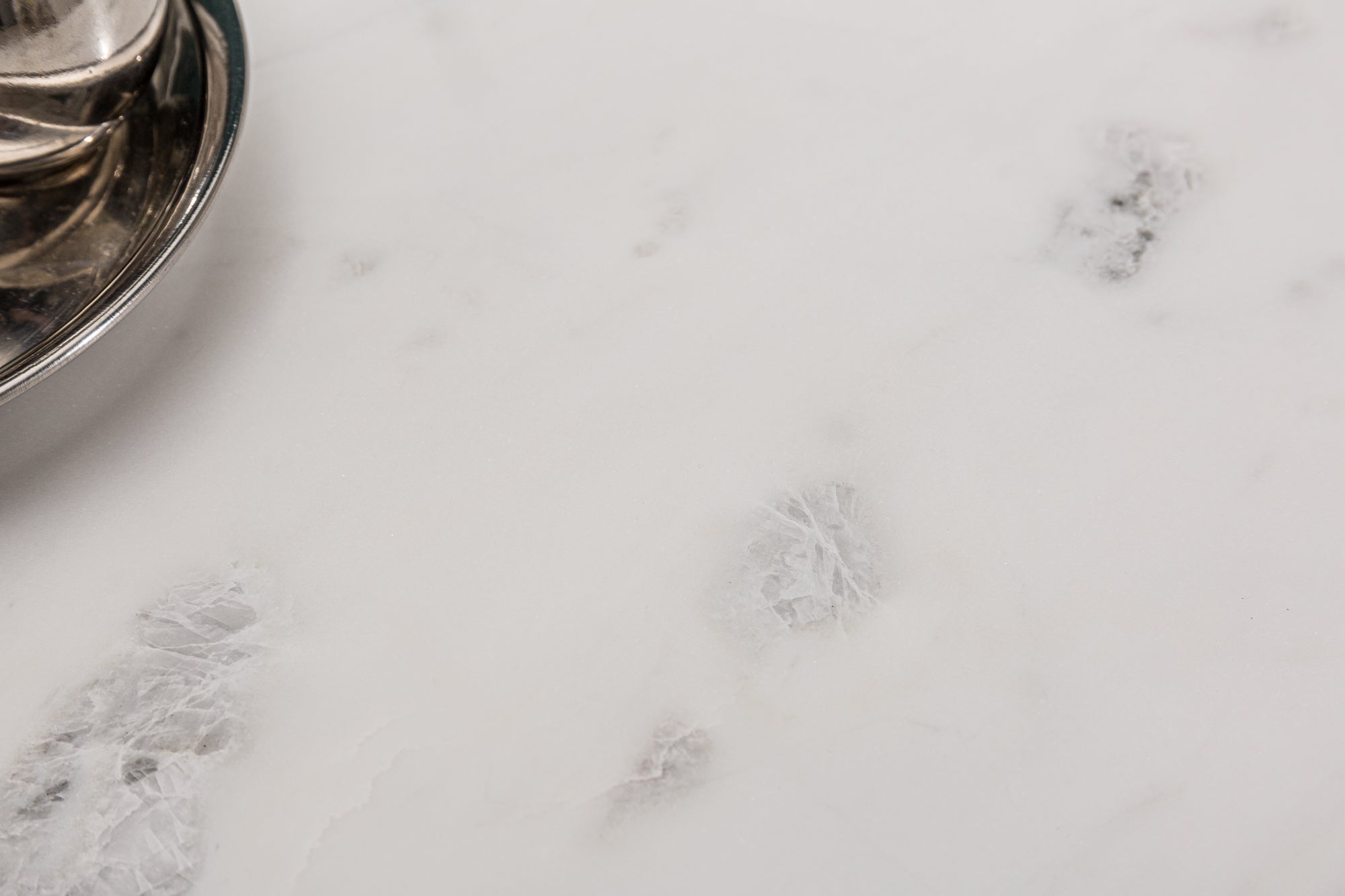 Table basse ronde NOBLE 65cm marbre blanc plateau amovible pliable métal argenté