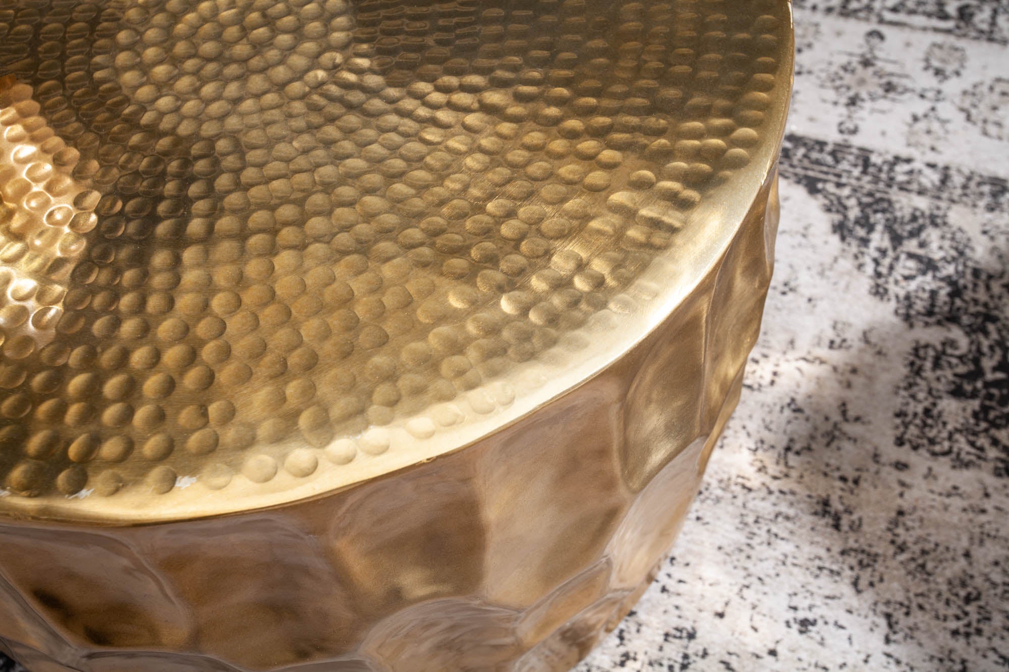 Mesa de centro redonda ORGANIC ORIENT 55cm metal dorado martillado diseño 3D hecho a mano