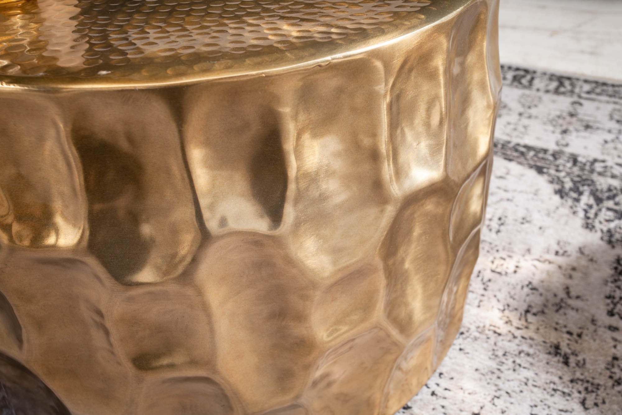 Mesa de centro redonda ORGANIC ORIENT 55cm metal dorado martillado diseño 3D hecho a mano