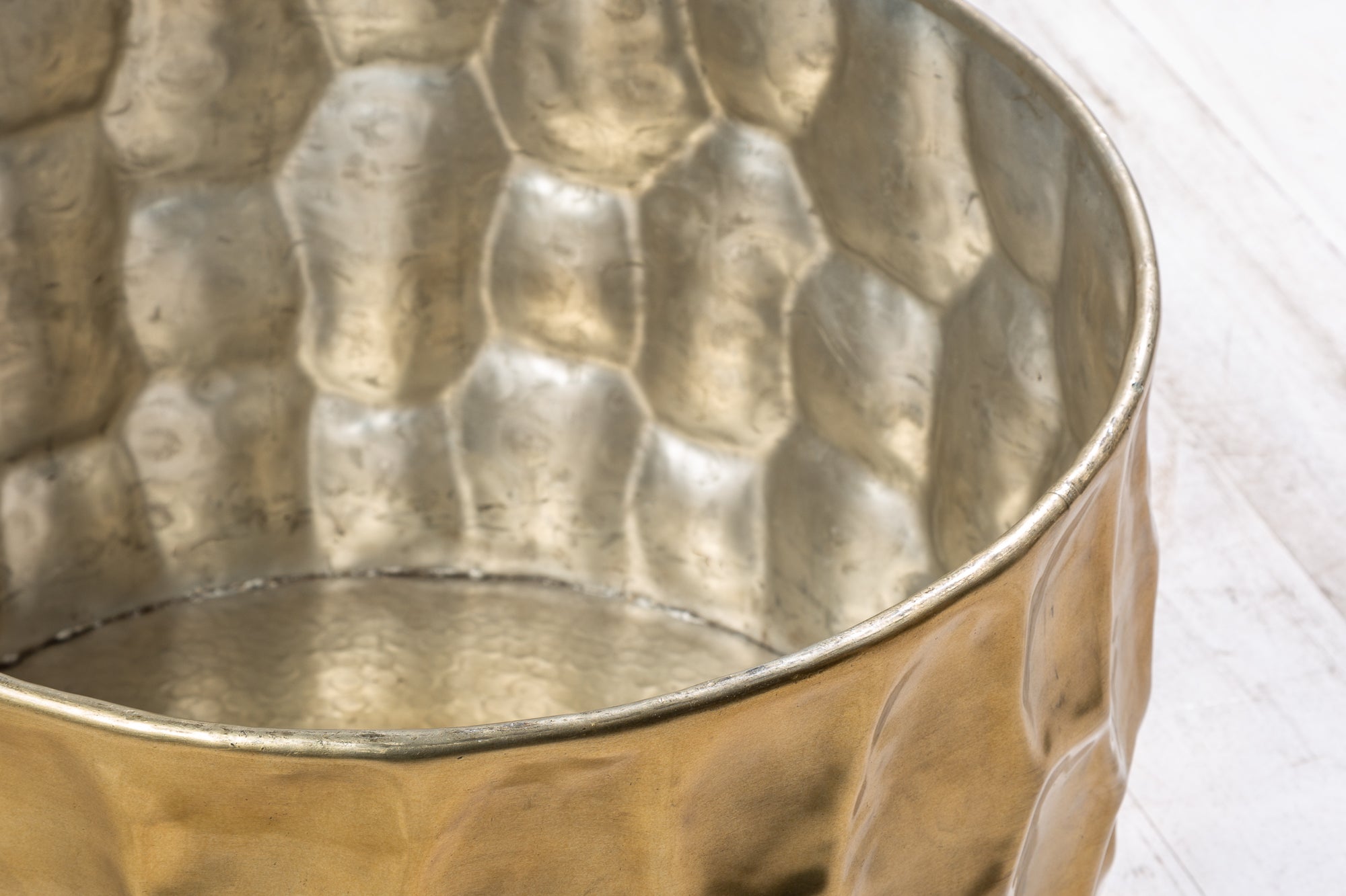 Mesa de centro redonda ORGANIC ORIENT 55cm metal dorado martillado diseño 3D hecho a mano