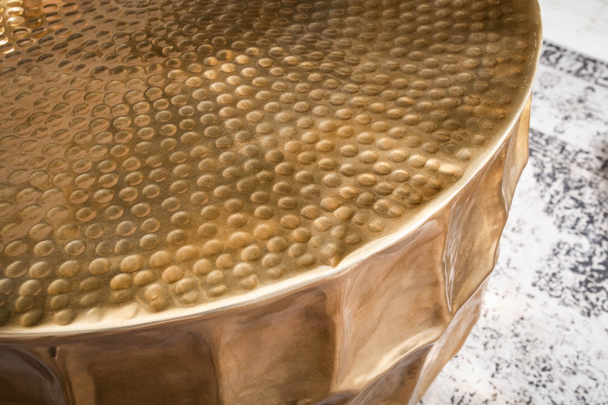 ORGANIC ORIENT mesa de centro redonda 70cm metal dorado martillado hecho a mano diseño 3D