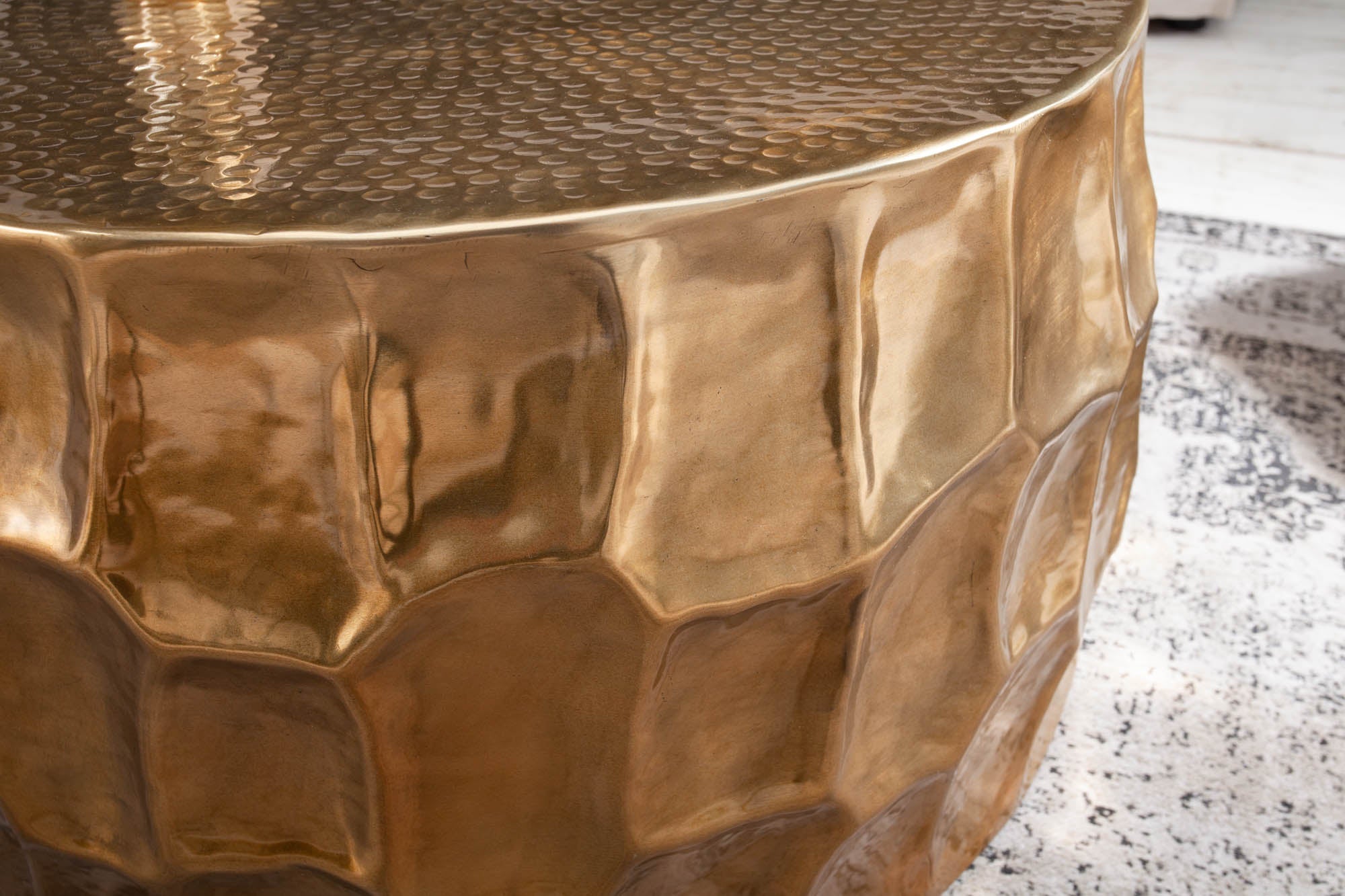ORGANIC ORIENT mesa de centro redonda 70cm metal dorado martillado hecho a mano diseño 3D
