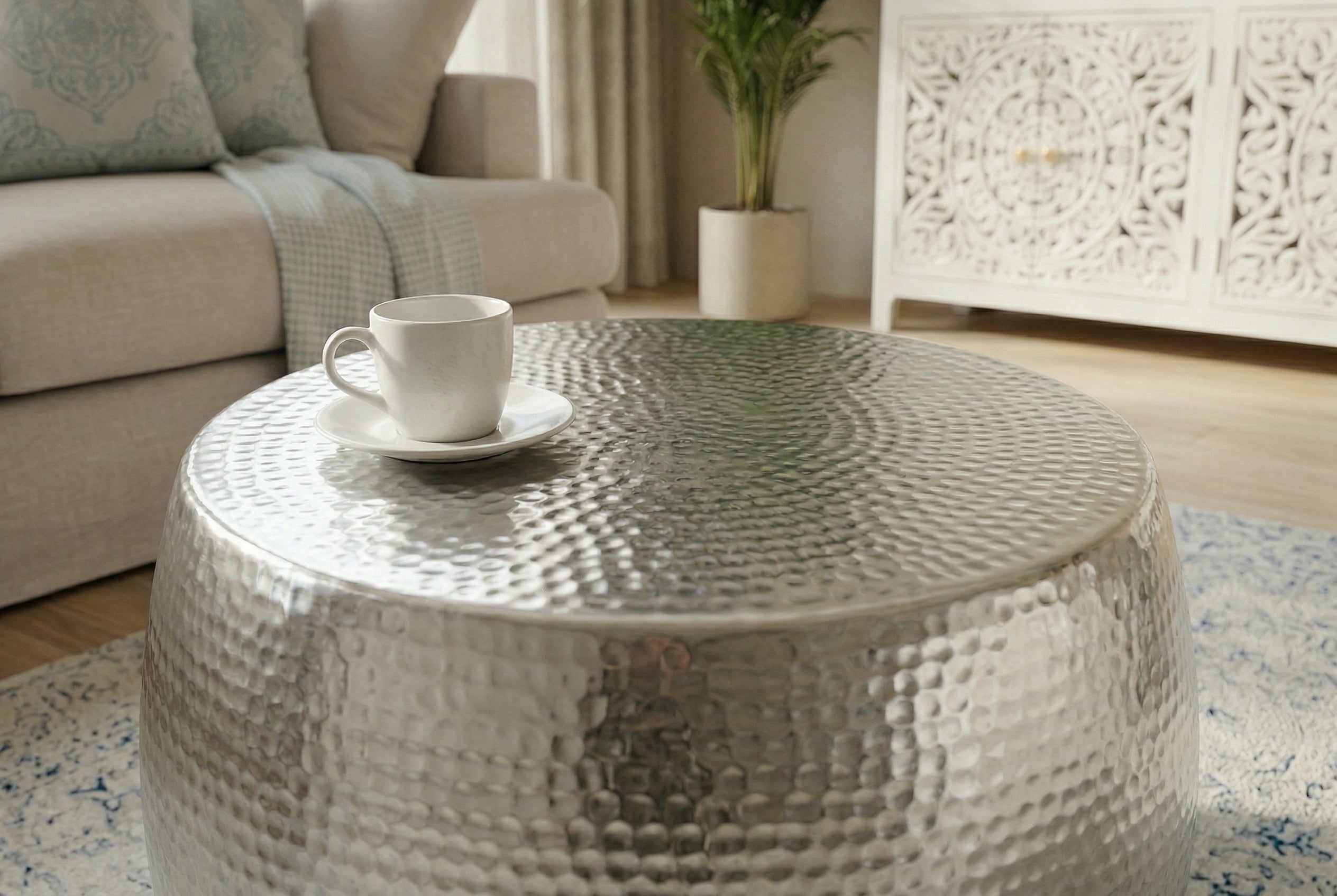 Table basse ronde ORIENT 60cm métal argenté aluminium martelé design fait main