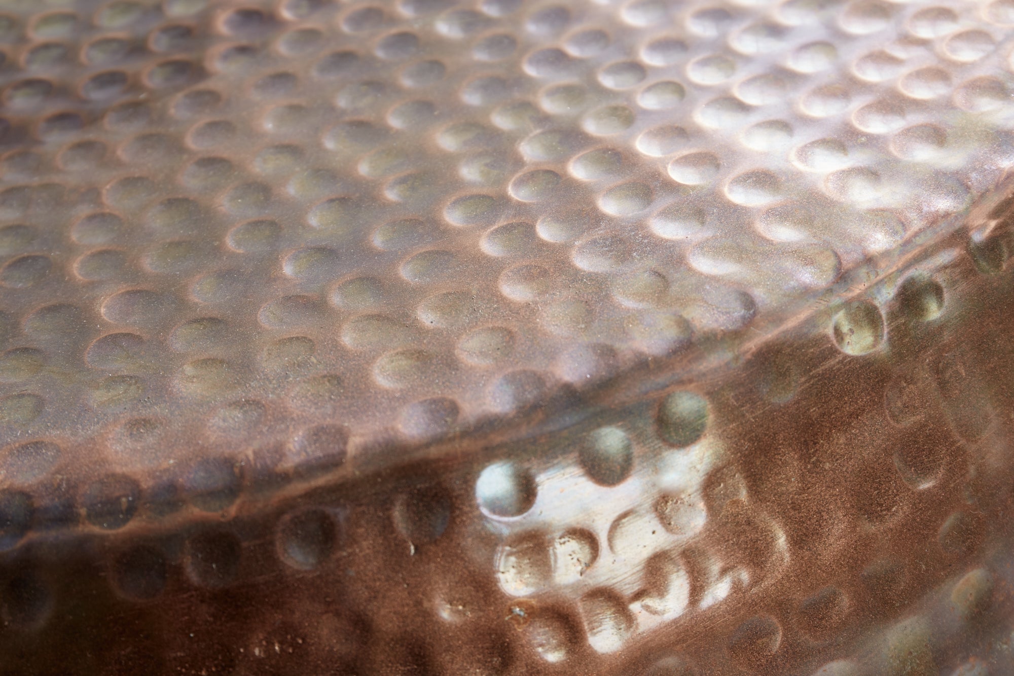 Table basse ronde ORIENT 80cm en métal flammé cuivré martelé design fait main