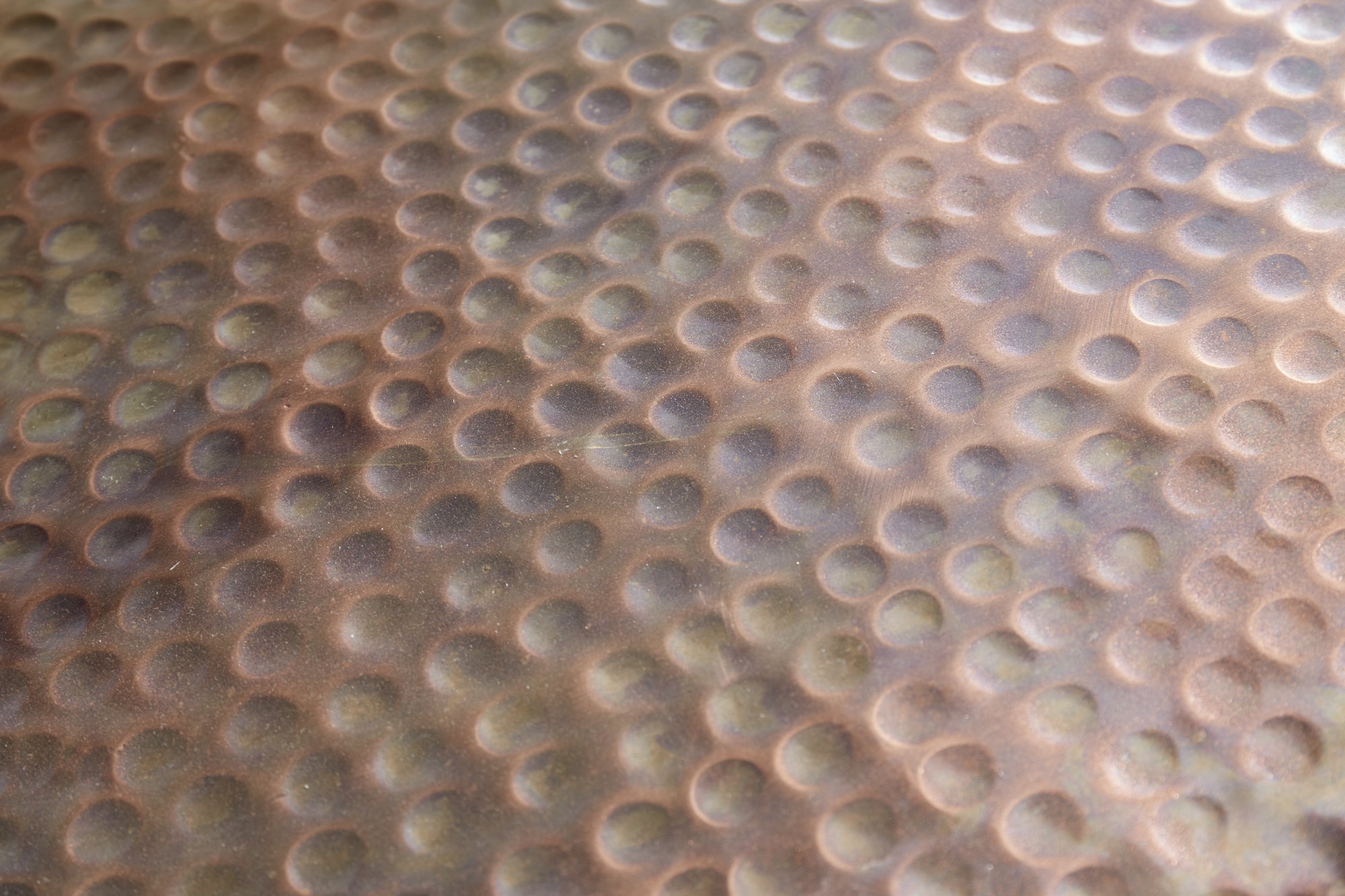 Table basse ronde ORIENT 80cm en métal flammé cuivré martelé design fait main