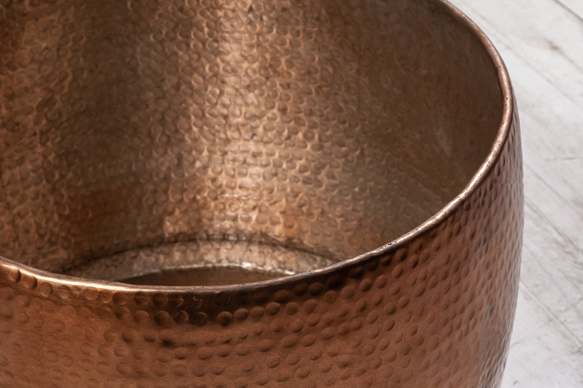 Table basse ronde ORIENT 80cm en métal flammé cuivré martelé design fait main