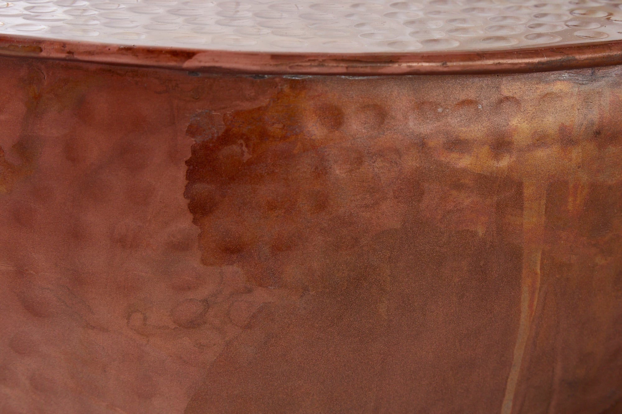 Table basse ronde ORIENT II 60cm en métal flammé cuivré martelé design fait main