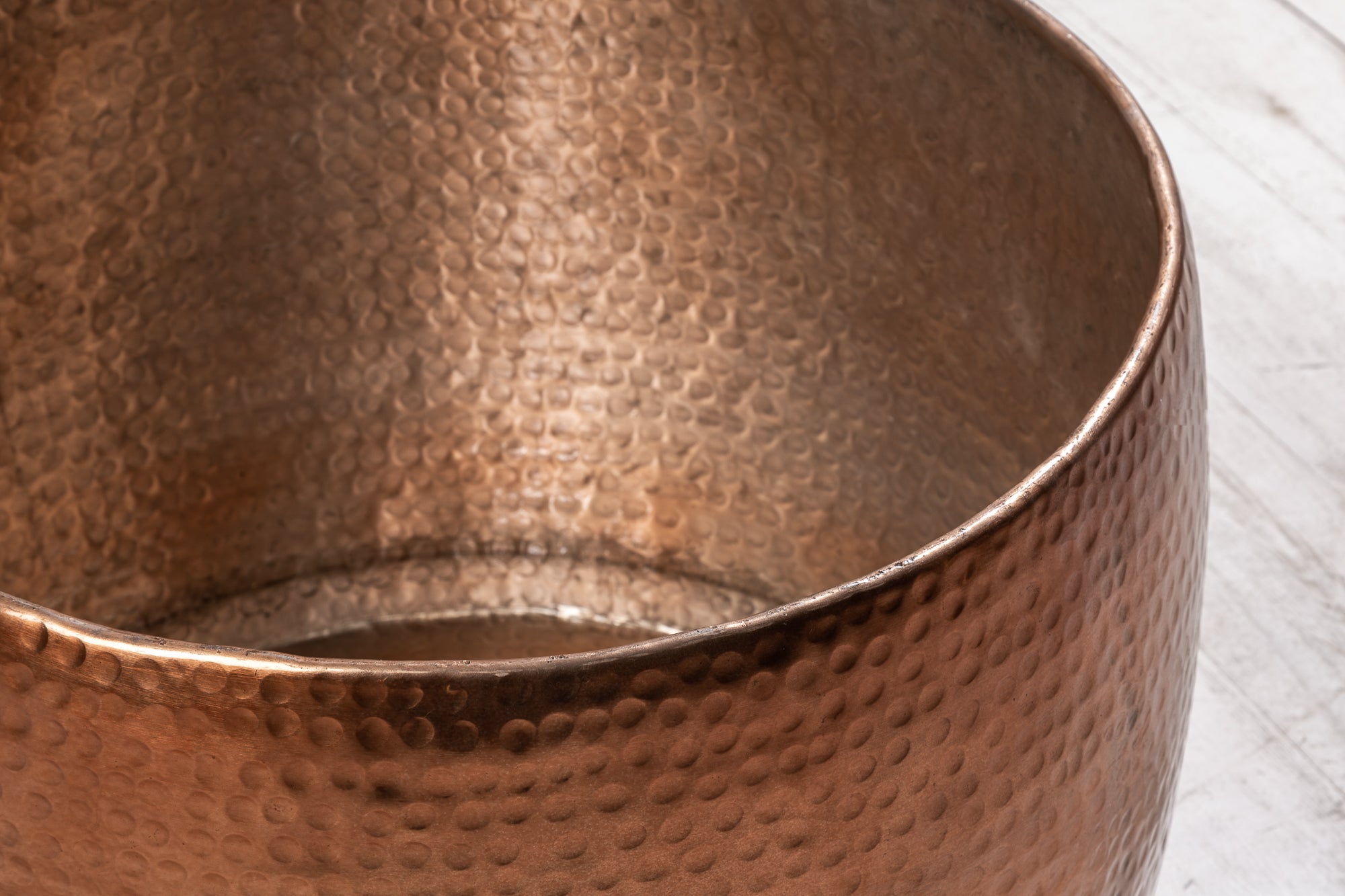 Table basse ronde ORIENT II 60cm en métal flammé cuivré martelé design fait main