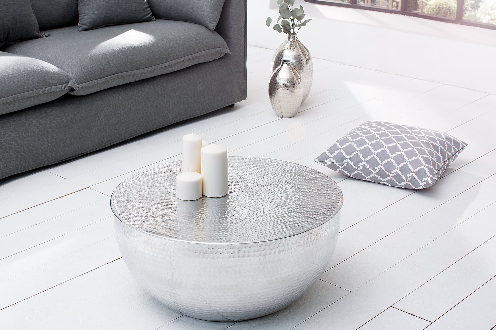 Table basse ronde ORIENT II 60cm métal argenté aluminium martelé design fait main