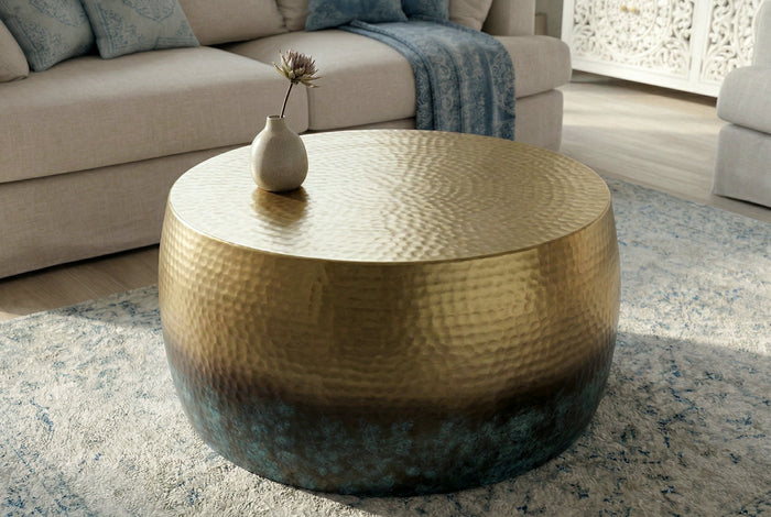 Table basse ronde ORIENT III 60cm en métal doré patiné coup de marteau design fait main