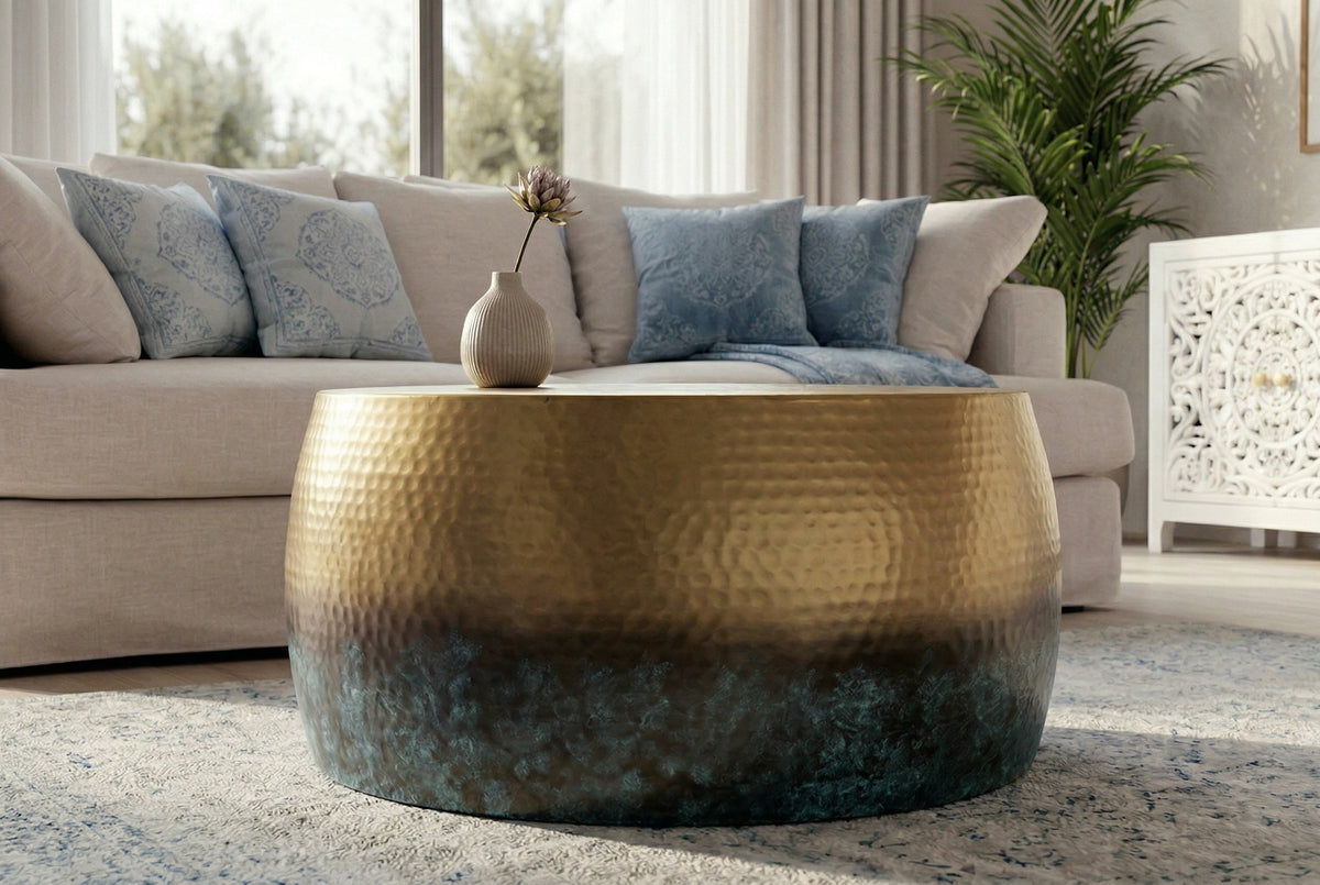 Table basse ronde ORIENT III 60cm en métal doré patiné coup de marteau design fait main