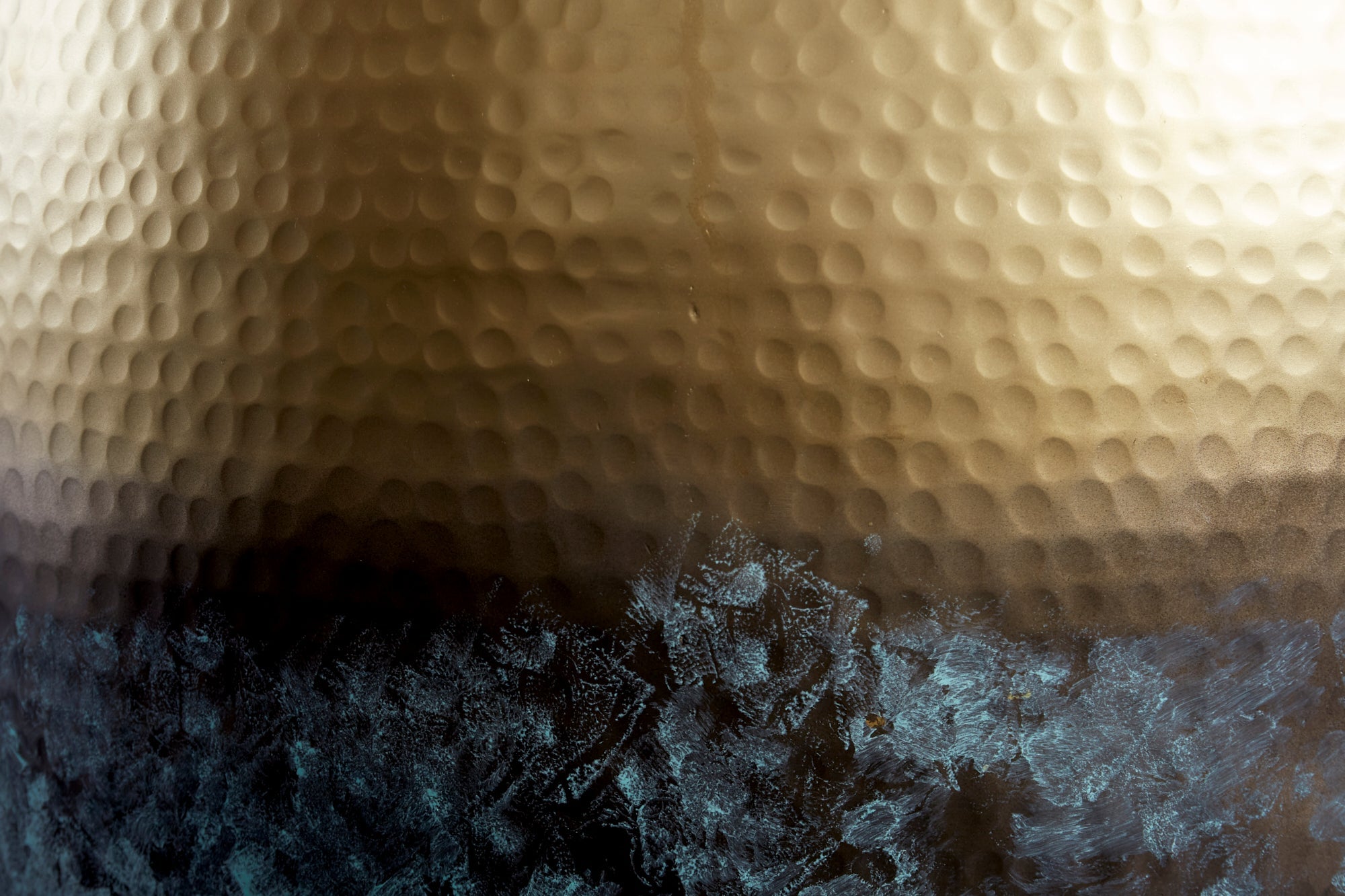 Table basse ronde ORIENT III 60cm métal doré patiné design martelé fait main