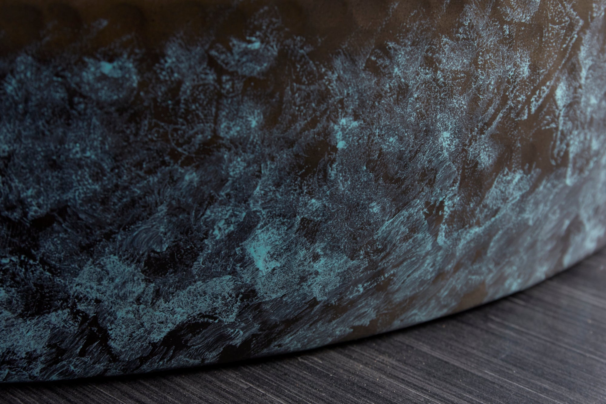 Table basse ronde ORIENT III 60cm métal doré patiné design martelé fait main