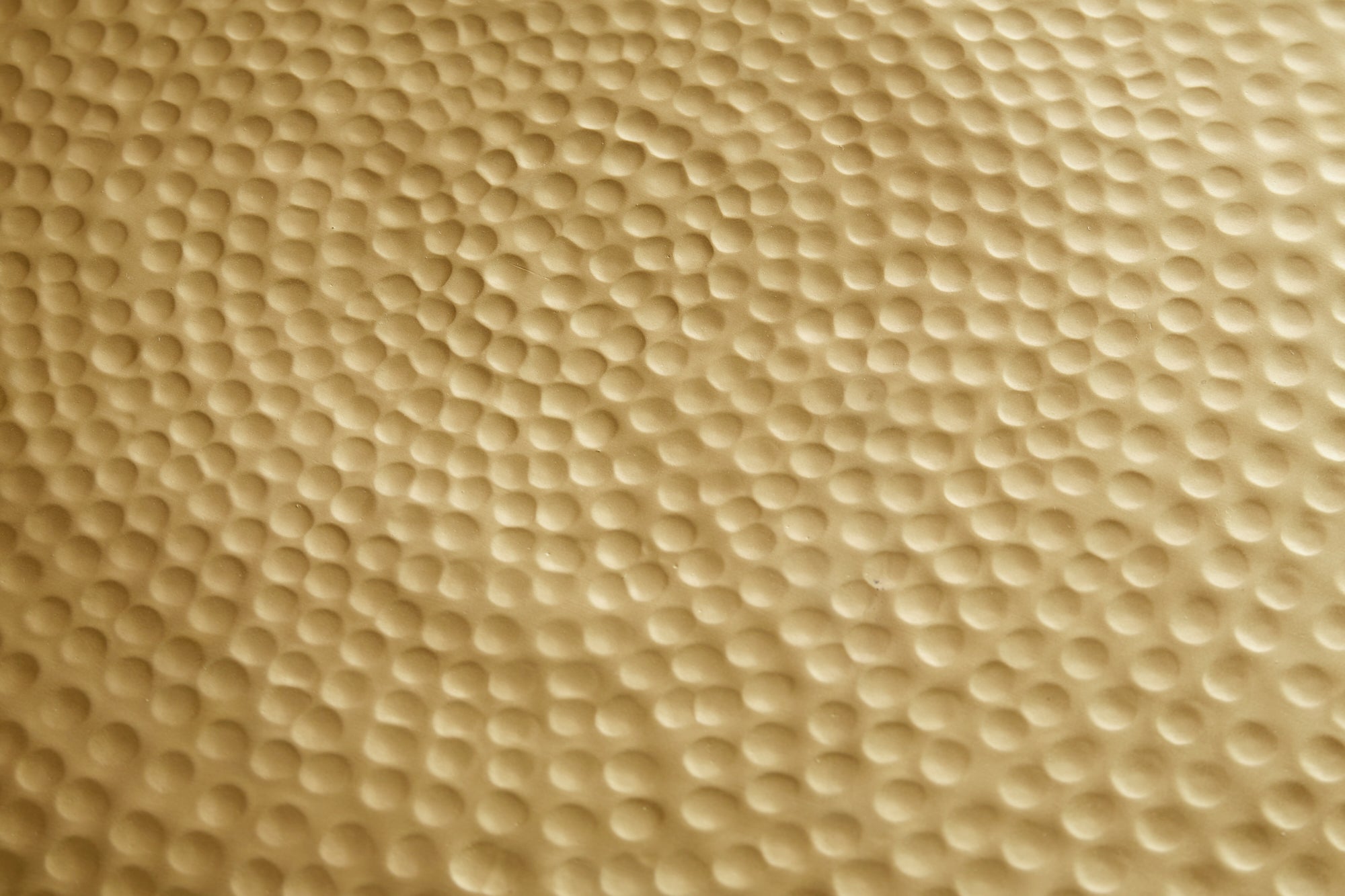 Table basse ronde ORIENT III 60cm métal doré patiné design martelé fait main