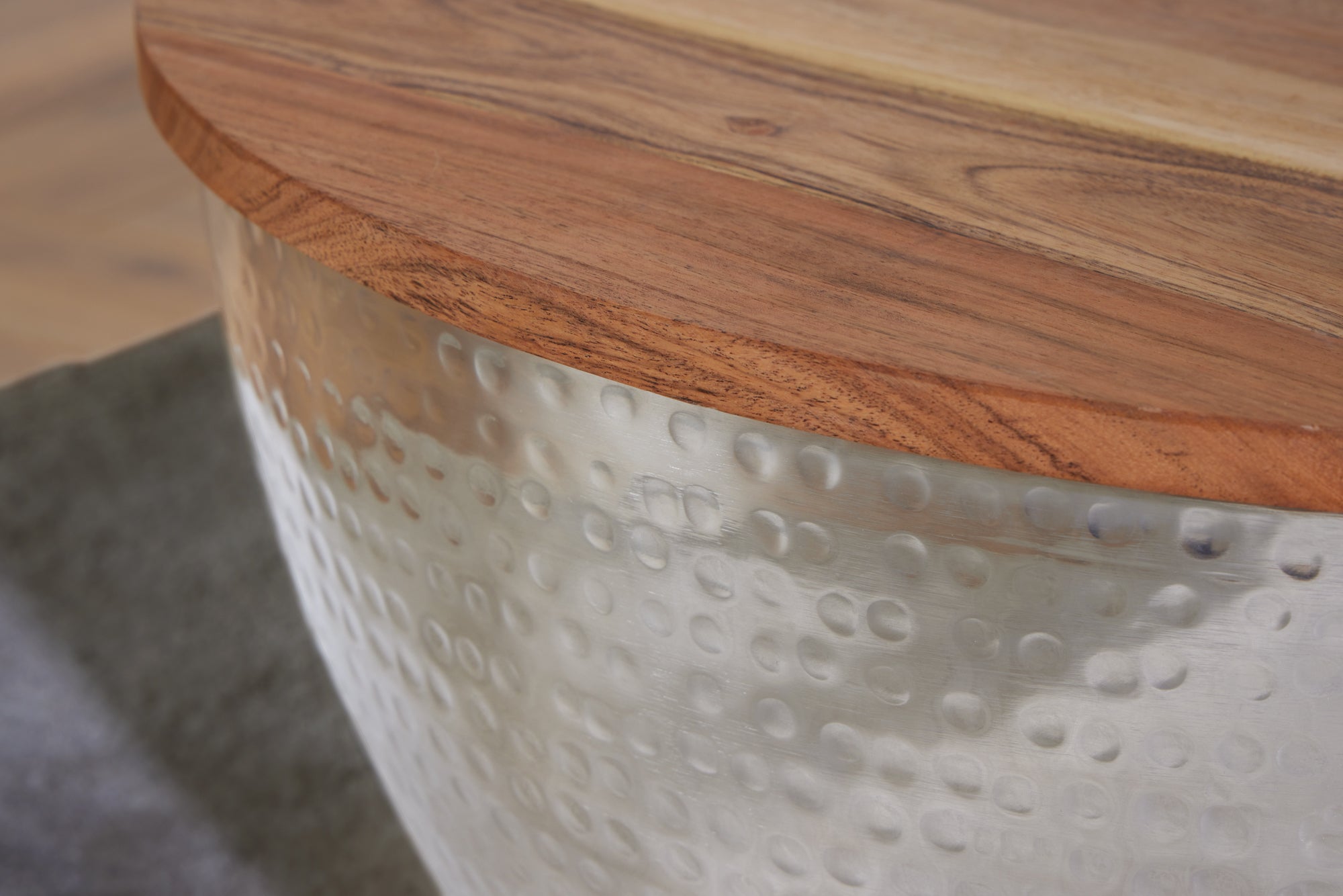 table-basse-ronde-orient-storage-60cm-en-bois-dacacia-argente-avec-espace-de-rangement-martele-fait-main_40109 (inv)