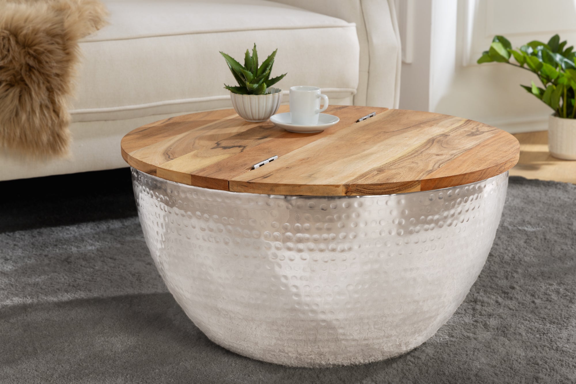 Table basse ronde ORIENT STORAGE 60cm en bois d'acacia argenté avec espace de rangement martelé fait main