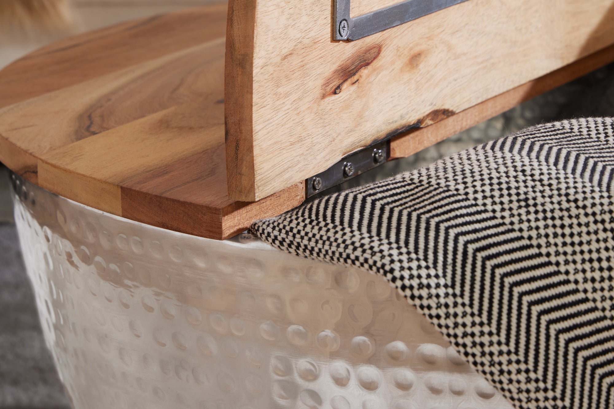 Table basse ronde ORIENT STORAGE 60cm en bois d'acacia argenté avec espace de rangement martelé fait main