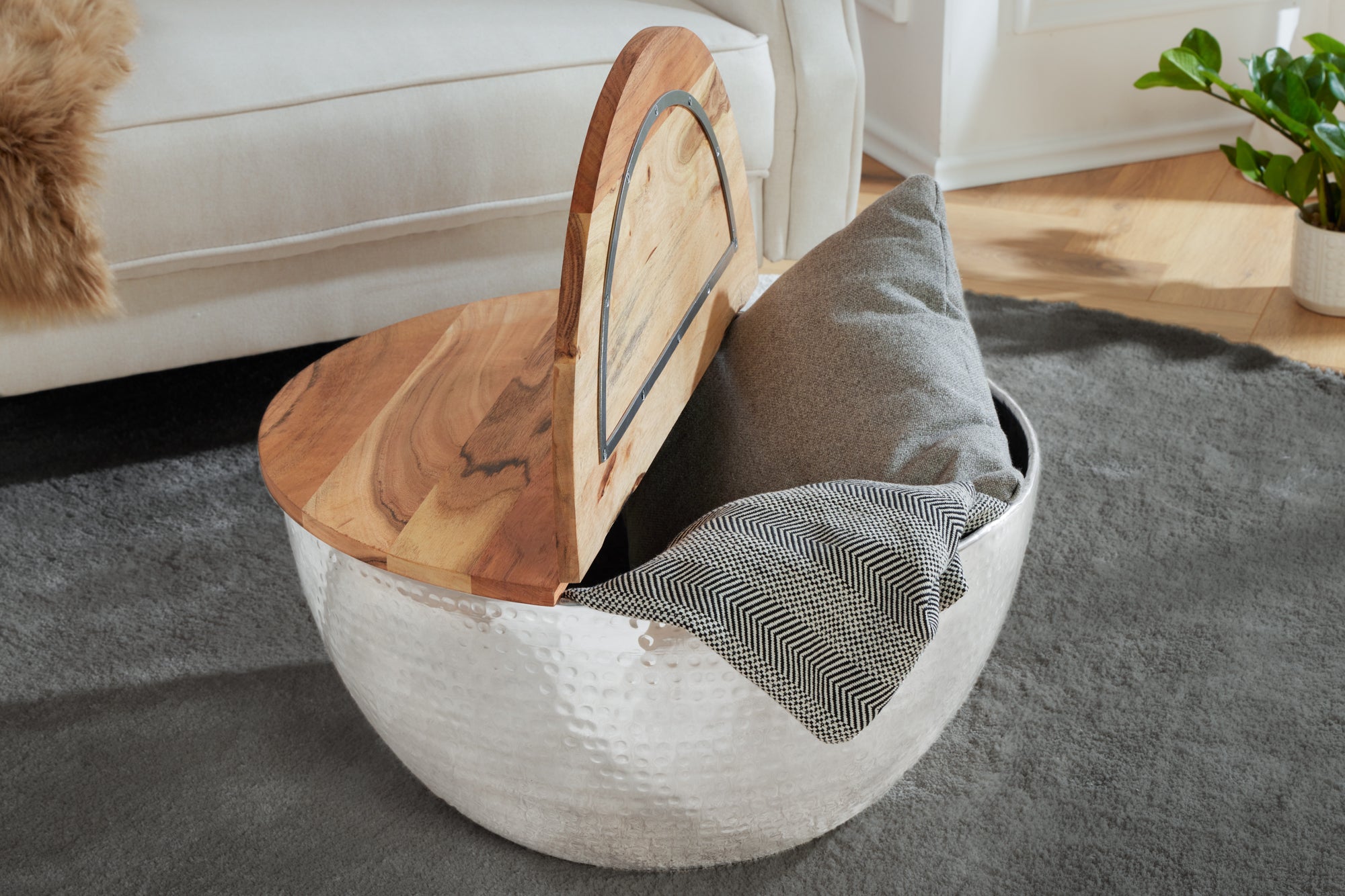 Table basse ronde ORIENT STORAGE 60cm en bois d'acacia argenté avec espace de rangement martelé fait main