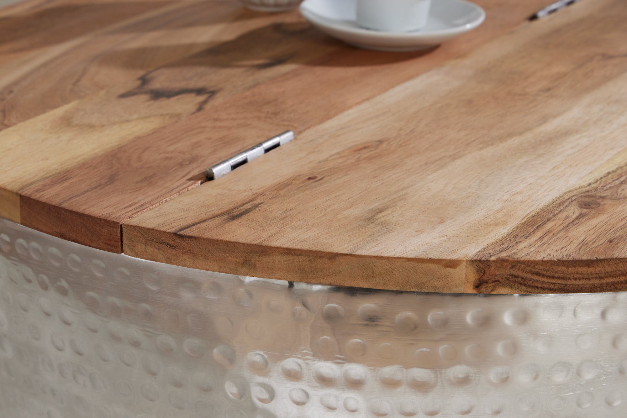 Table basse ronde ORIENT STORAGE 60cm en bois d'acacia argenté avec espace de rangement martelé fait main