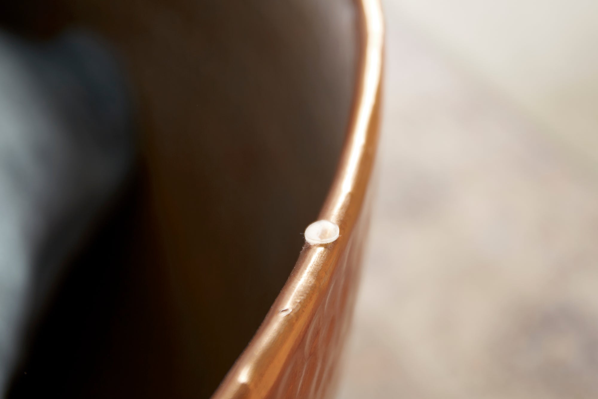 Table basse ronde ORIENT STORAGE 60cm en bois d'acacia martelé cuivré fait main avec espace de rangement