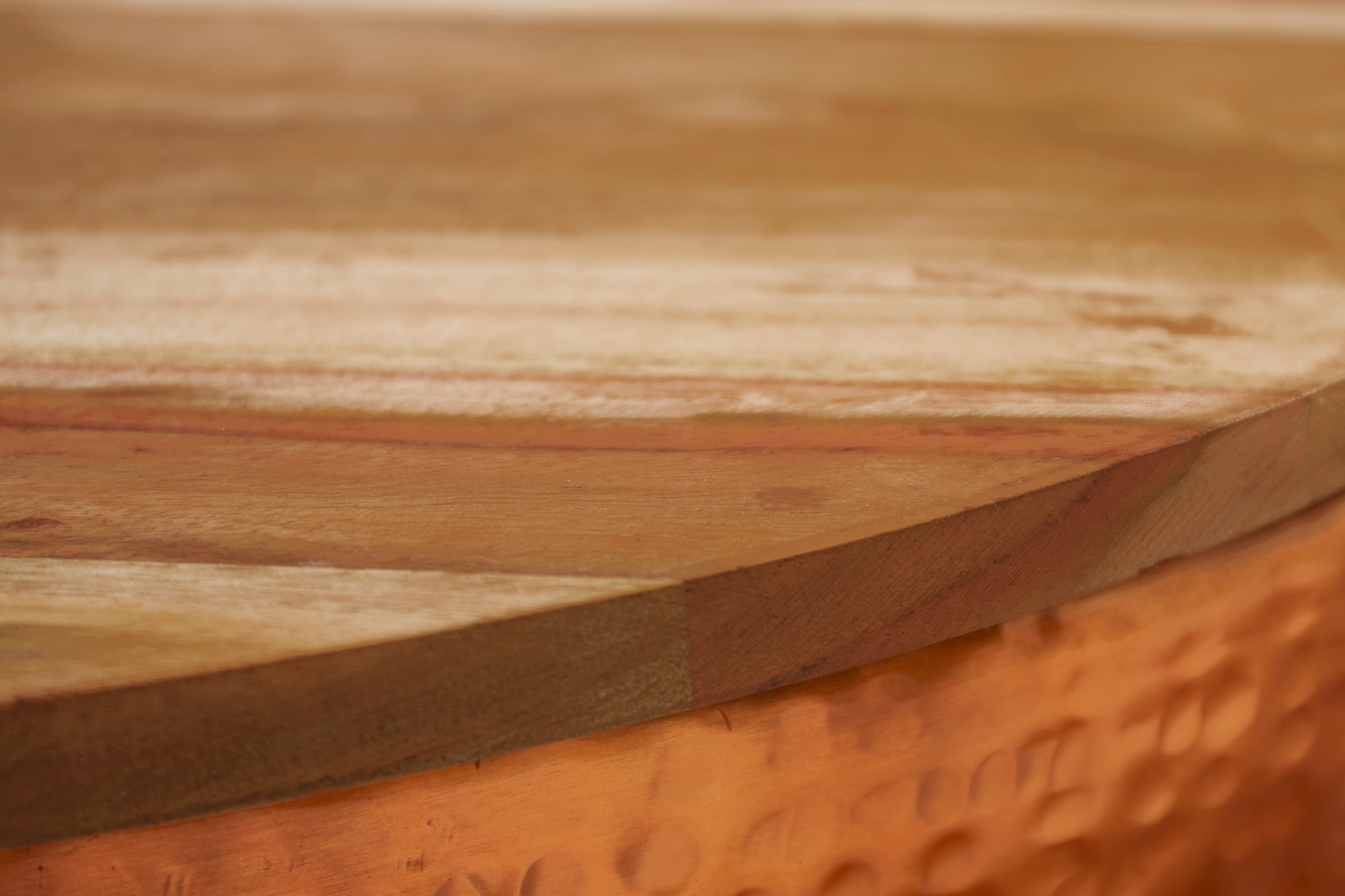 Table basse ronde ORIENT STORAGE 60cm en bois d'acacia martelé cuivré fait main avec espace de rangement