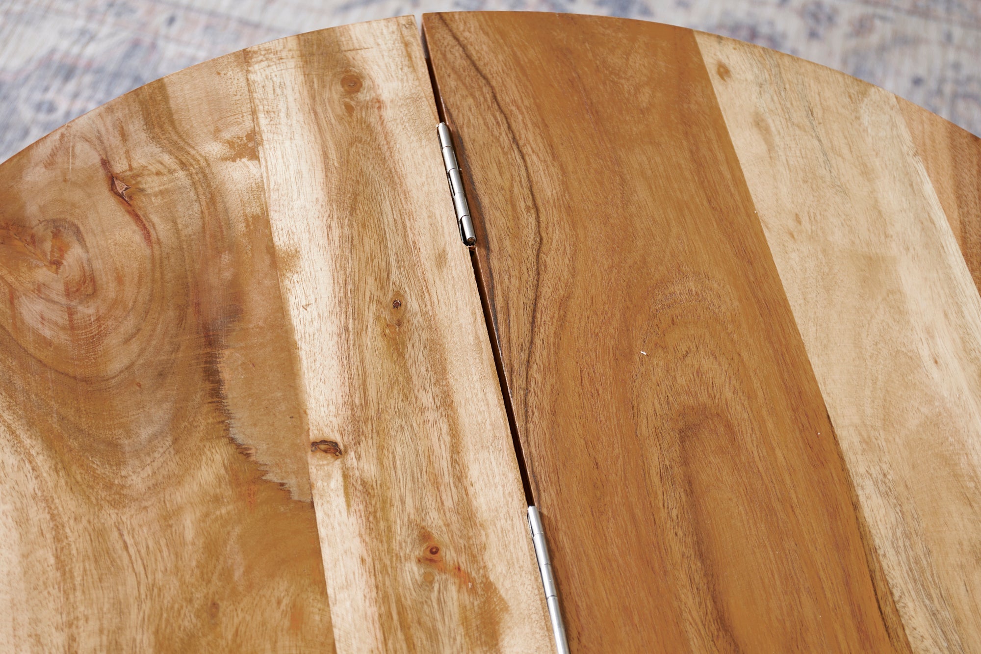 Table basse ronde ORIENT STORAGE 60cm en bois d'acacia martelé cuivré fait main avec espace de rangement