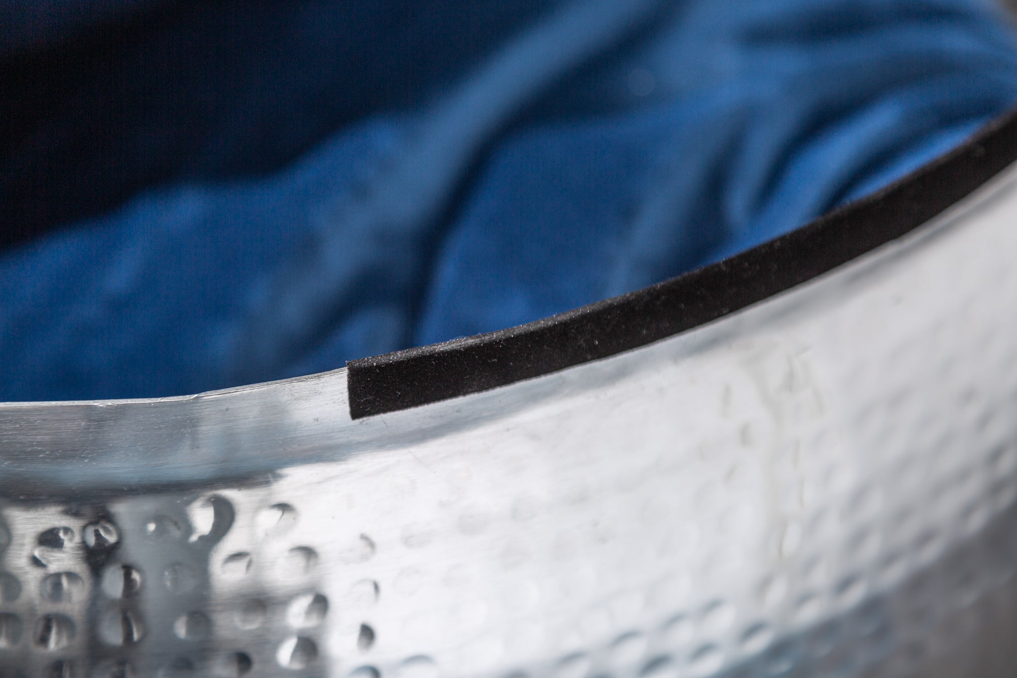 Table basse ronde ORIENT STORAGE 70cm métal argenté avec espace de rangement design martelé fait main