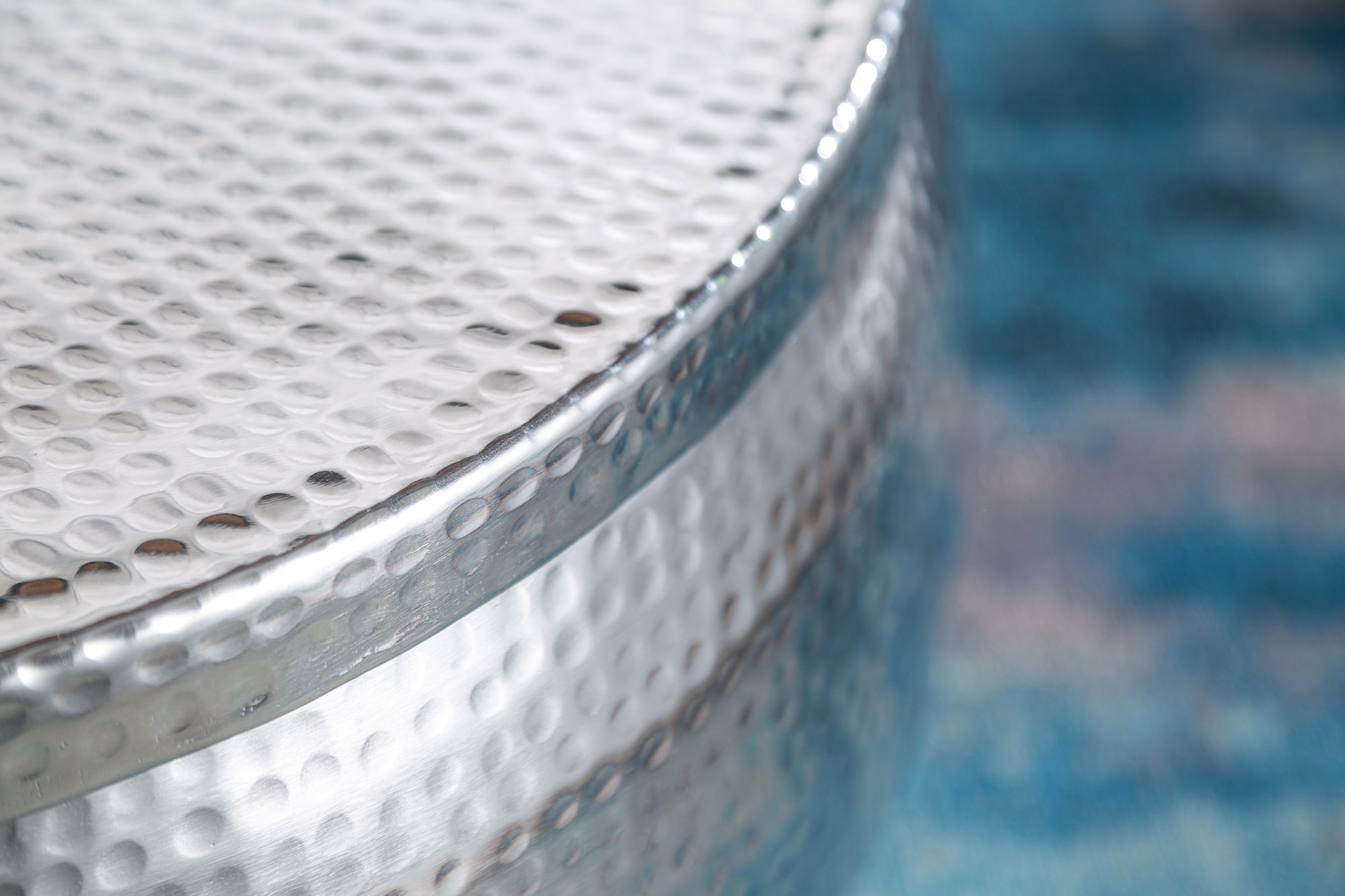 Table basse ronde ORIENT STORAGE 70cm métal argenté avec espace de rangement design martelé fait main