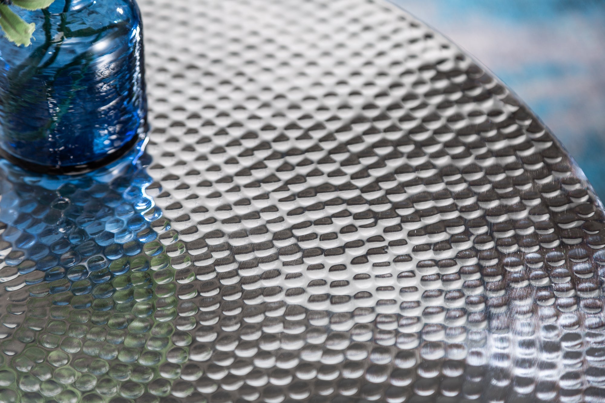 Table basse ronde ORIENT STORAGE 70cm métal argenté avec espace de rangement design martelé fait main