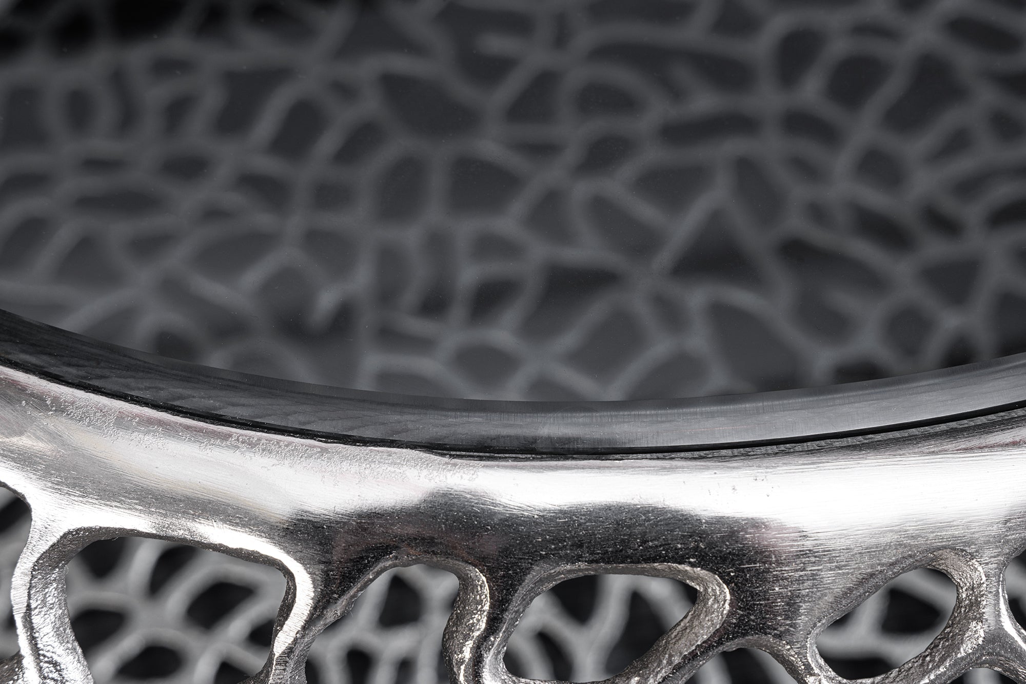 Table basse ronde SPIN 75cm argent noir verre métal avec espace de rangement fait main