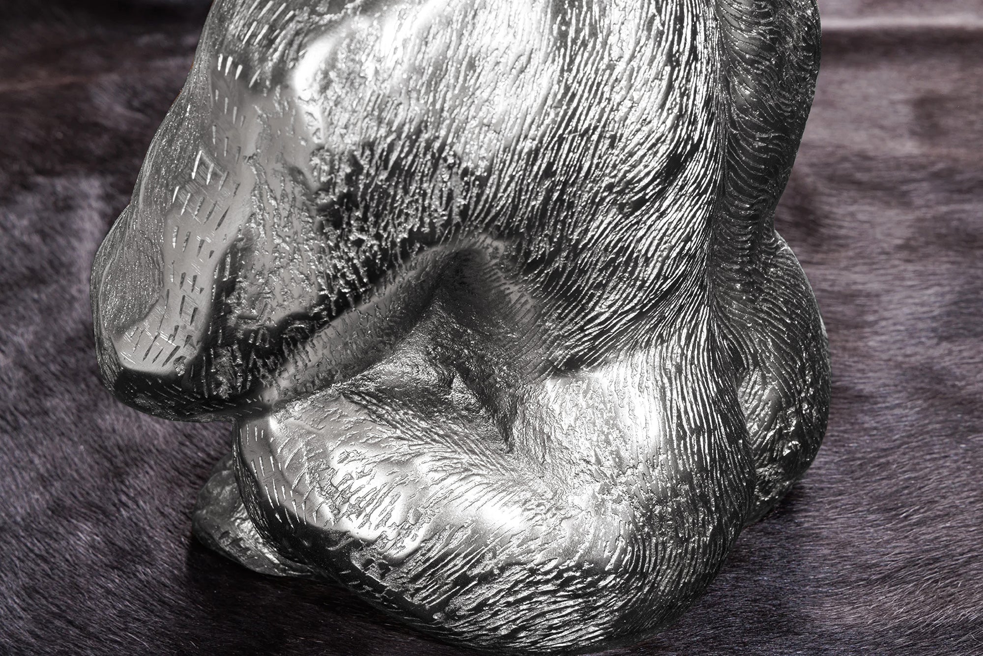 Table basse ronde WILDLIFE KONG 60cm métal argenté verre singe figure gorille sculpture fait main