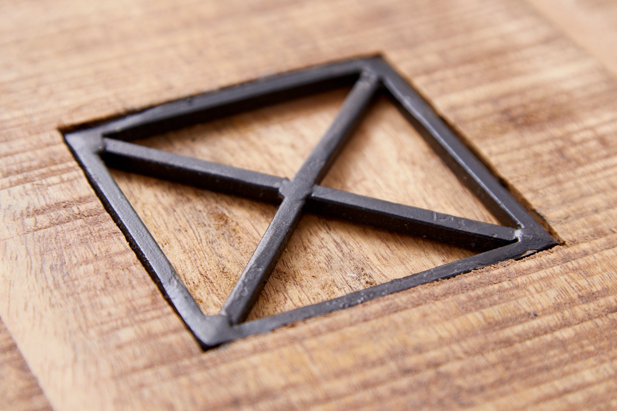 Table basse solide IRON CRAFT 70cm en bois de manguier avec tiroirs et espace de rangement