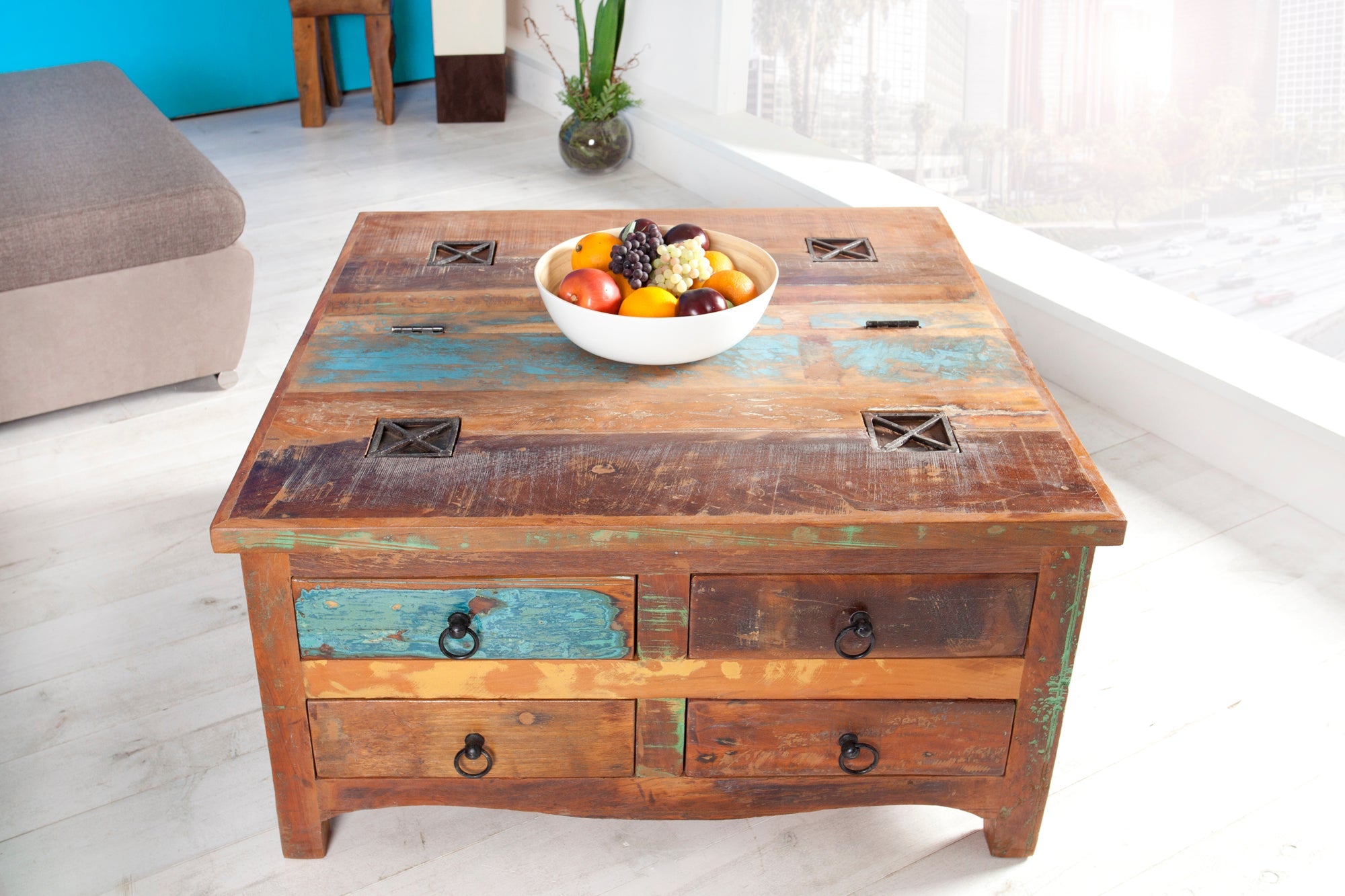 Table basse solide JAKARTA 70cm coffre coloré en bois de bateaux de pêche recyclés avec tiroirs