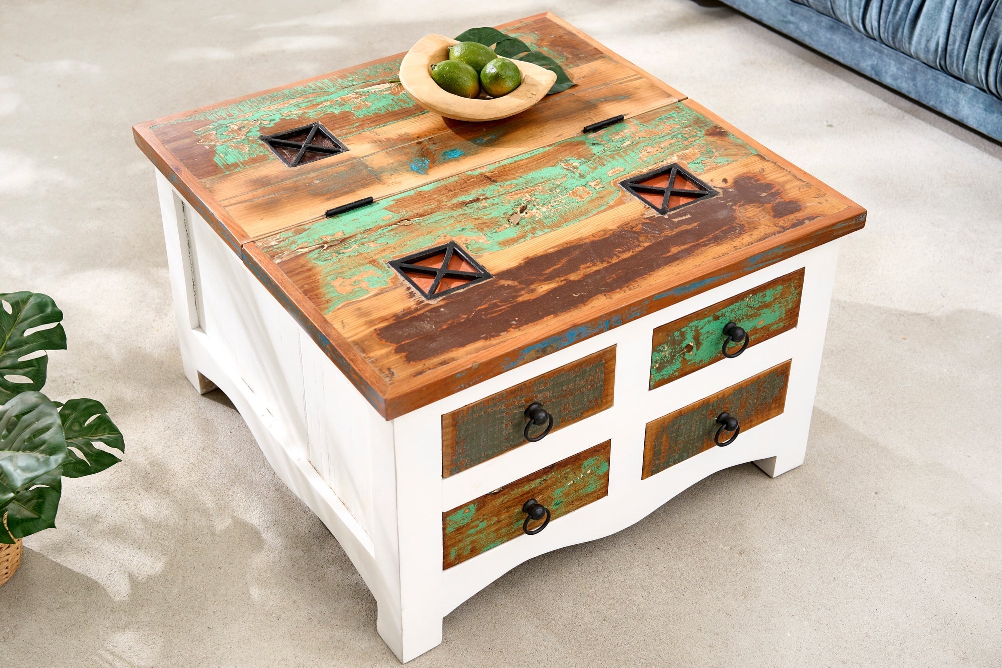 Table basse solide JAKARTA 70cm coffre en bois coloré blanc fabriqué à partir de bateaux de pêche recyclés avec tiroirs
