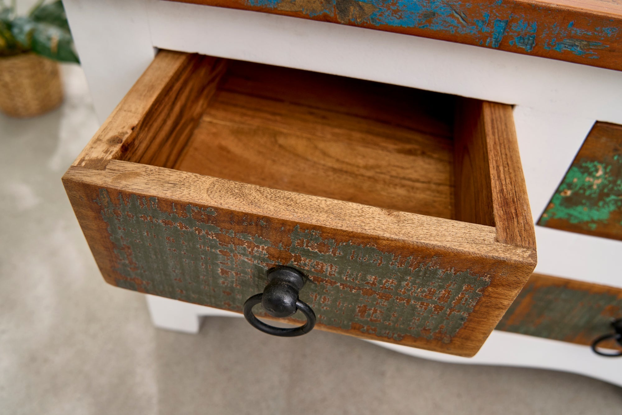 Table basse solide JAKARTA 70cm coffre en bois coloré blanc fabriqué à partir de bateaux de pêche recyclés avec tiroirs