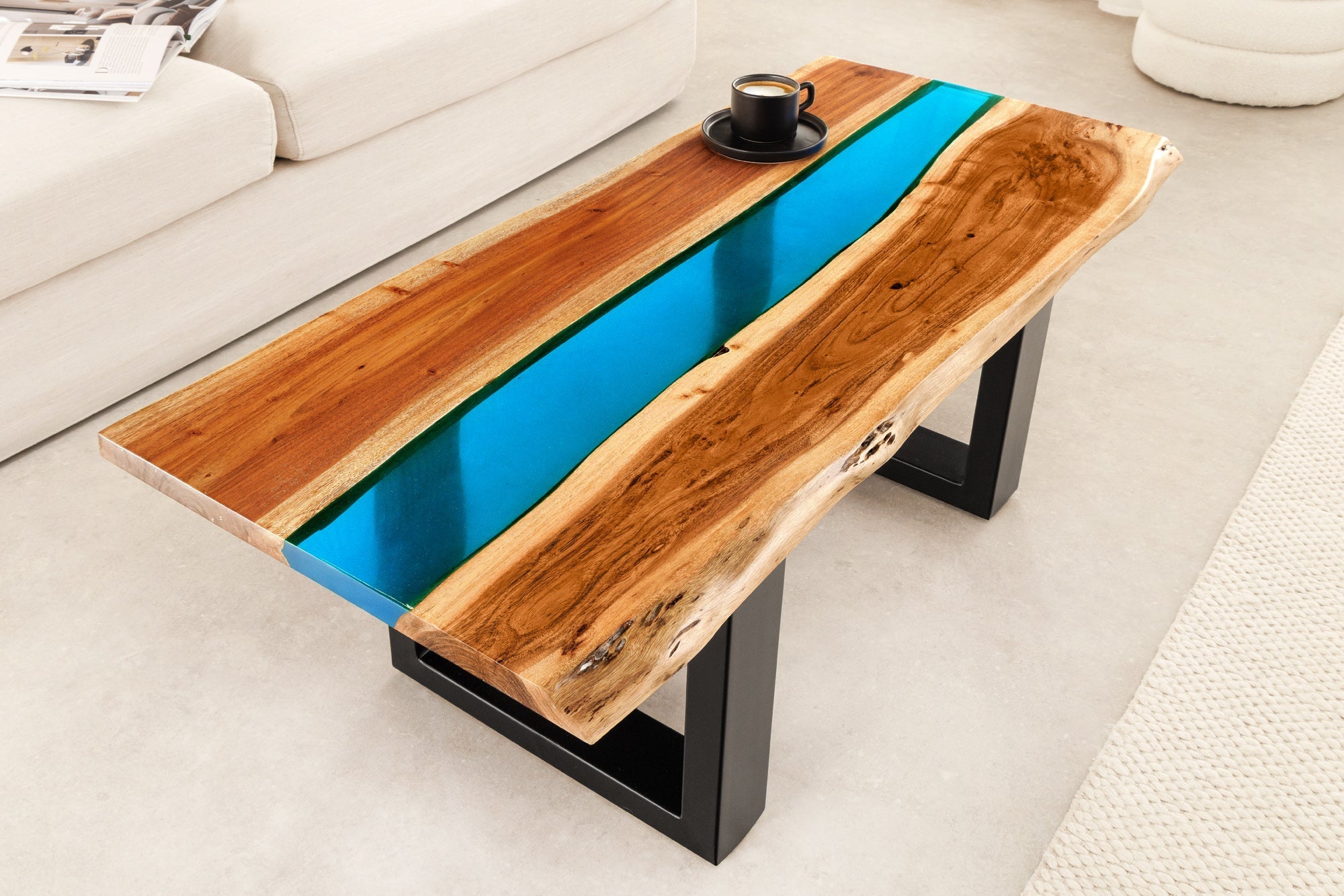Table basse solide LIQUID 110cm marron bois d’acacia bord d’arbre noir fer bleu