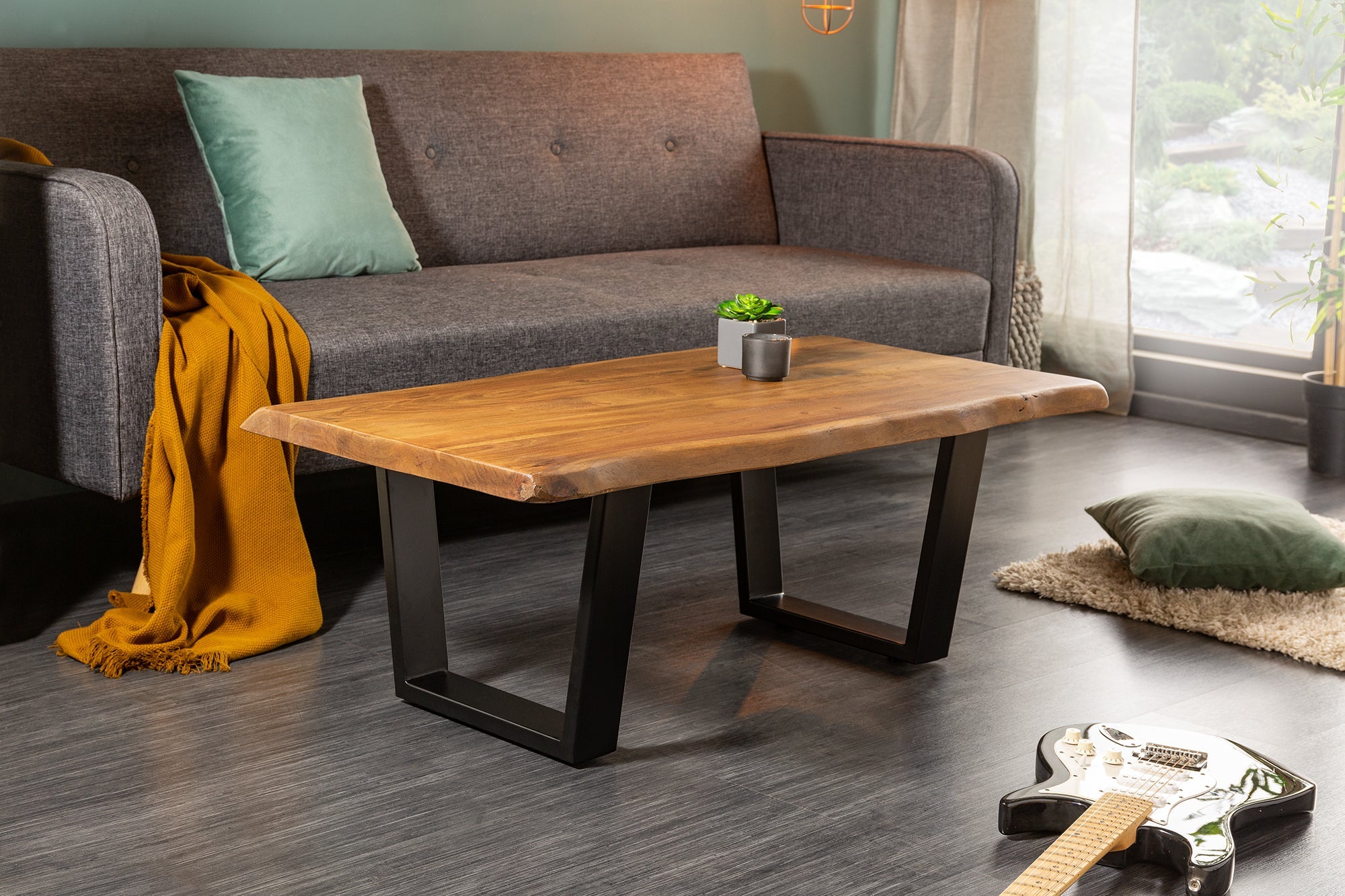 Table basse tronc d'arbre en bois massif MAMMUT 110cm acacia structure métal noir plateau 3,5cm