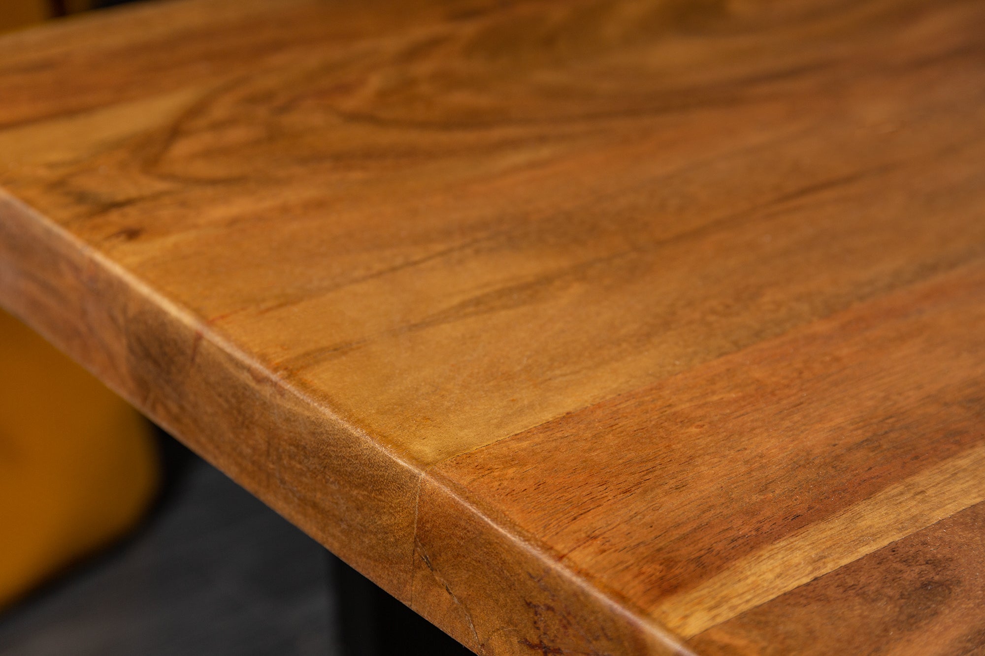 Table basse tronc d'arbre en bois massif MAMMUT 110cm acacia structure métal noir plateau 3,5cm