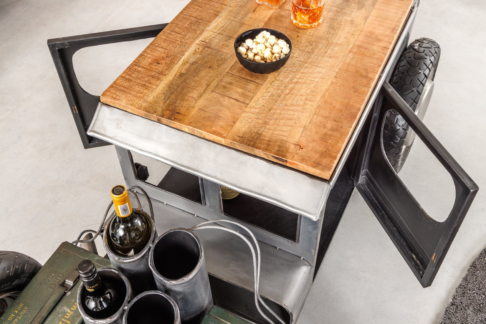 Table basse vintage HOT ROD 160cm acier bois de manguier avec espace de rangement porte bouteille massif