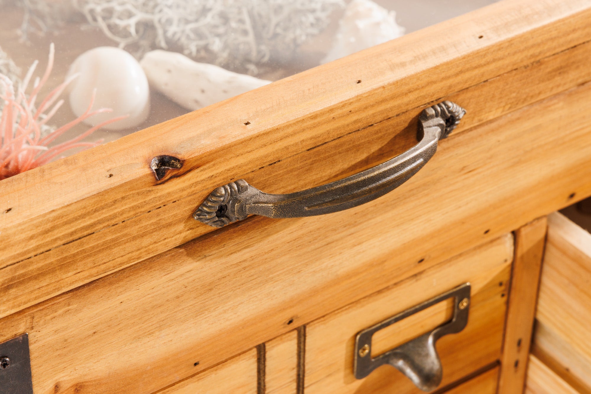 Table basse vintage SEVEN SEAS 100cm pin naturel bois massif pieds épingles à cheveux en verre avec espace de rangement