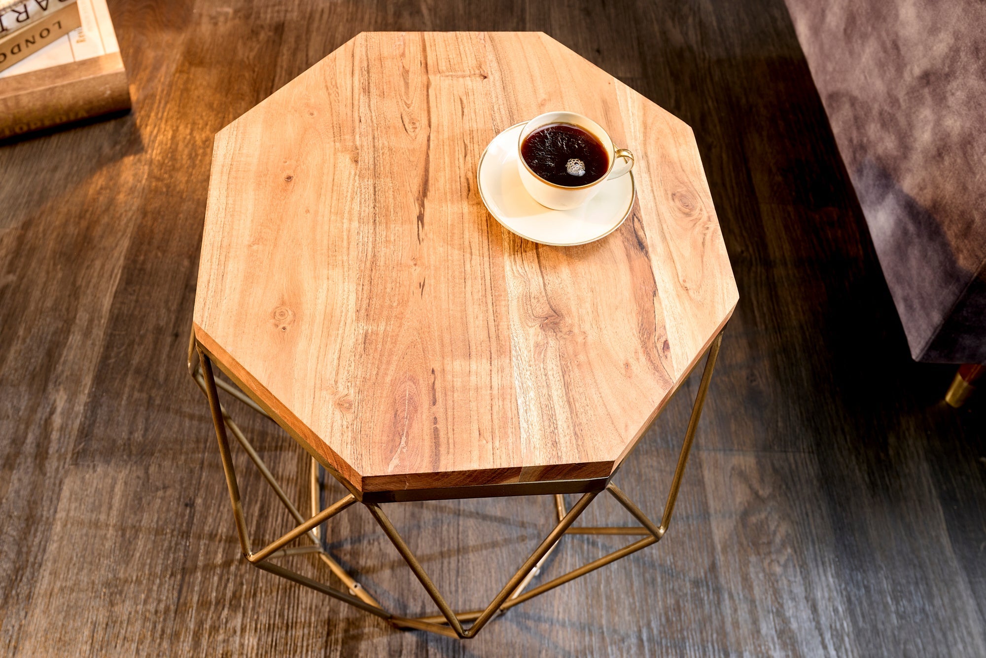 DIAMOND mesa auxiliar abstracta 50cm madera maciza de acacia natural estructura de metal latón