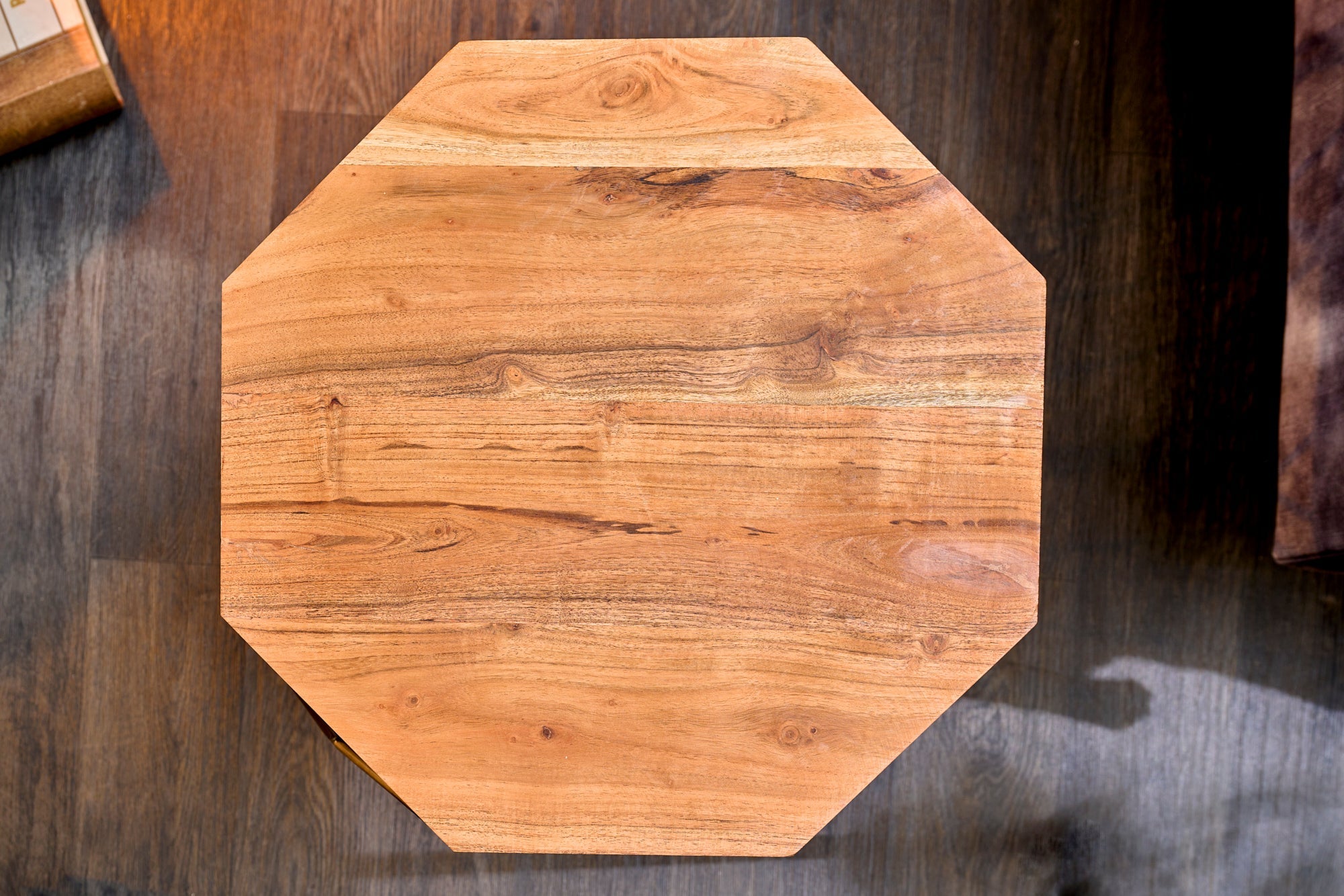 DIAMOND mesa auxiliar abstracta 50cm madera maciza de acacia natural estructura de metal latón