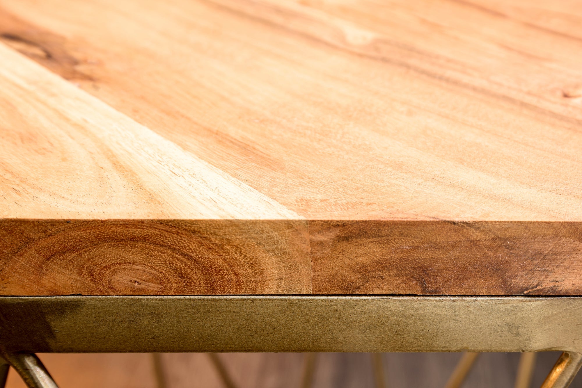 DIAMOND mesa auxiliar abstracta 50cm madera maciza de acacia natural estructura de metal latón